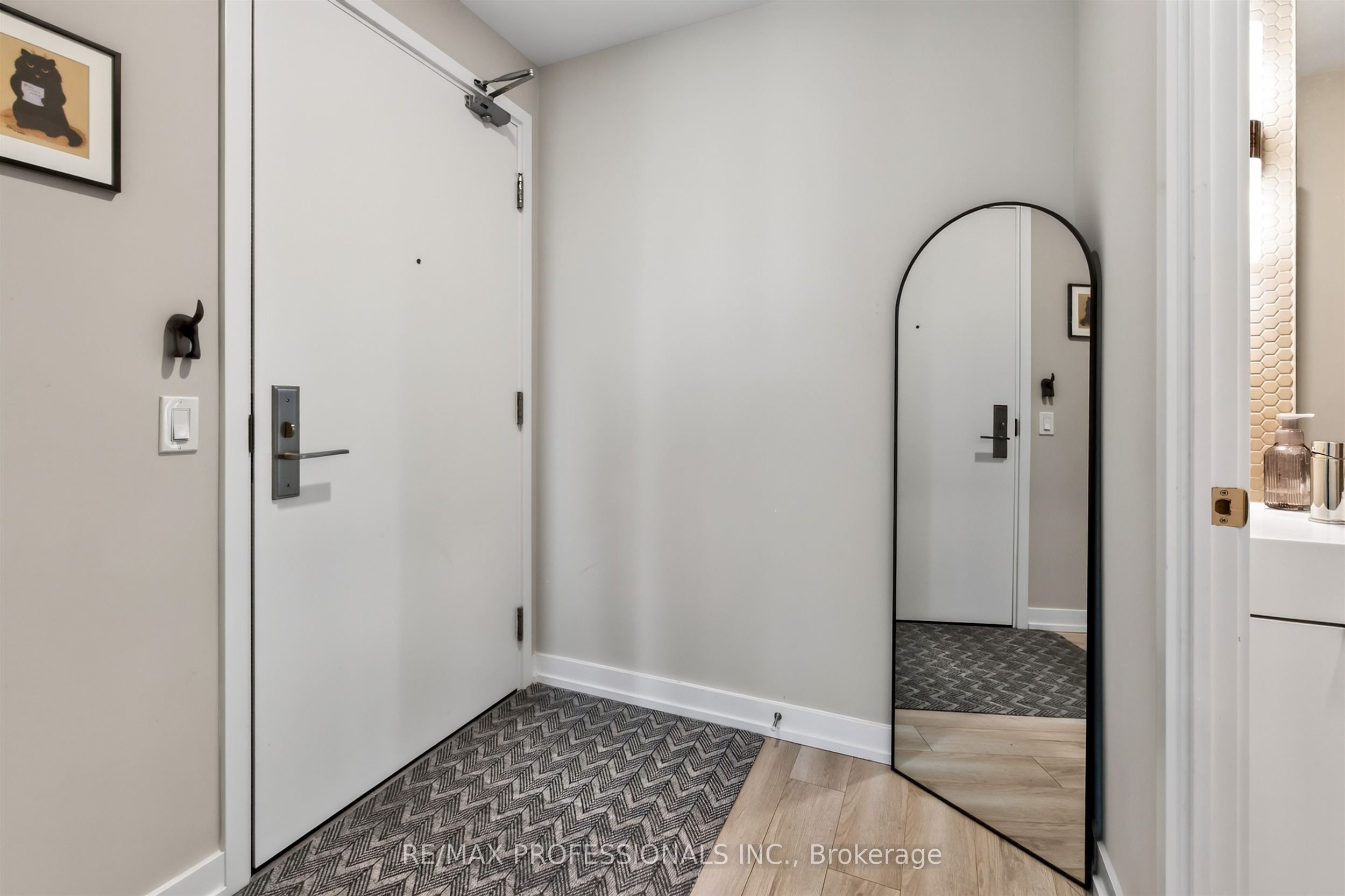 33 Helendale Avenue 1102 Property Photo 8