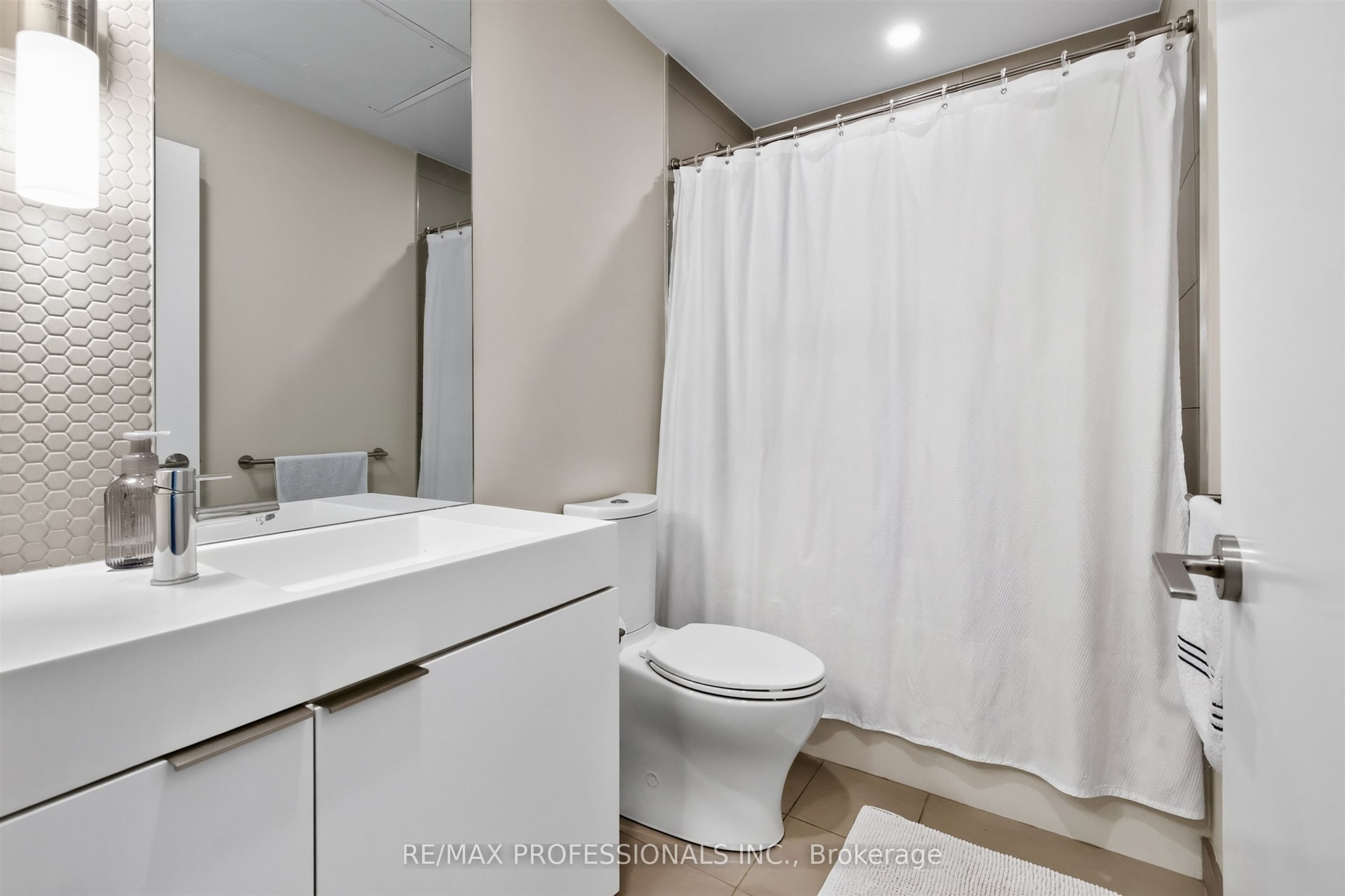 33 Helendale Avenue 1102 Property Photo 25