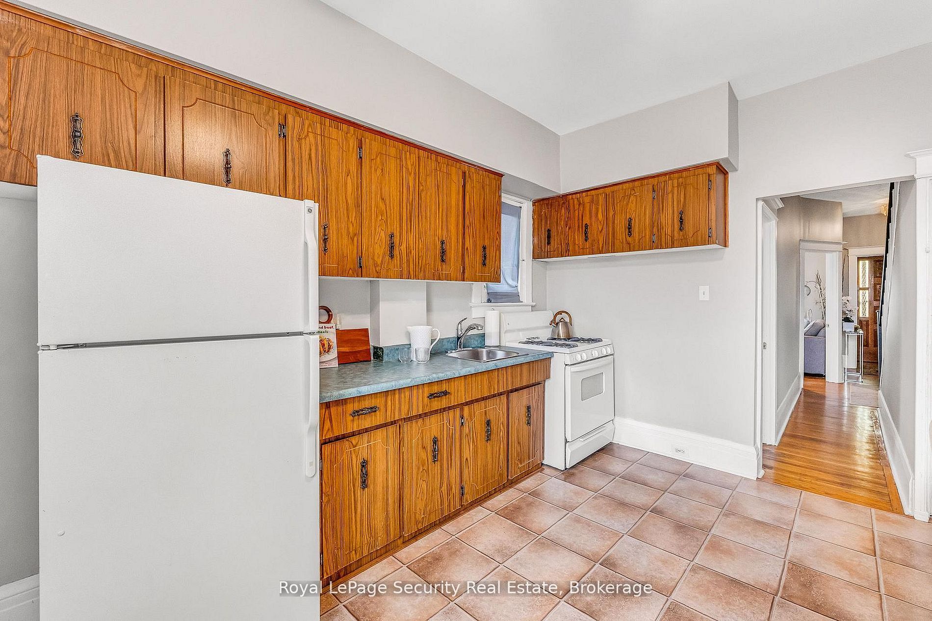 667 Ossington Avenue Property Photo 6