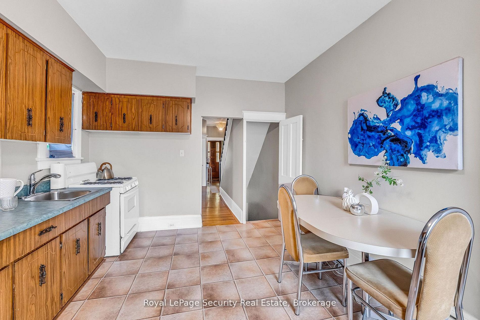 667 Ossington Avenue Property Photo 8