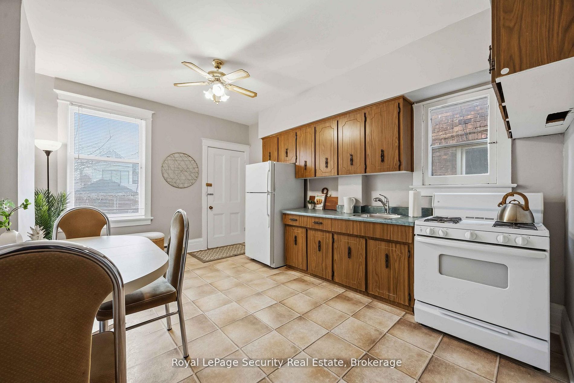 667 Ossington Avenue Property Photo 9