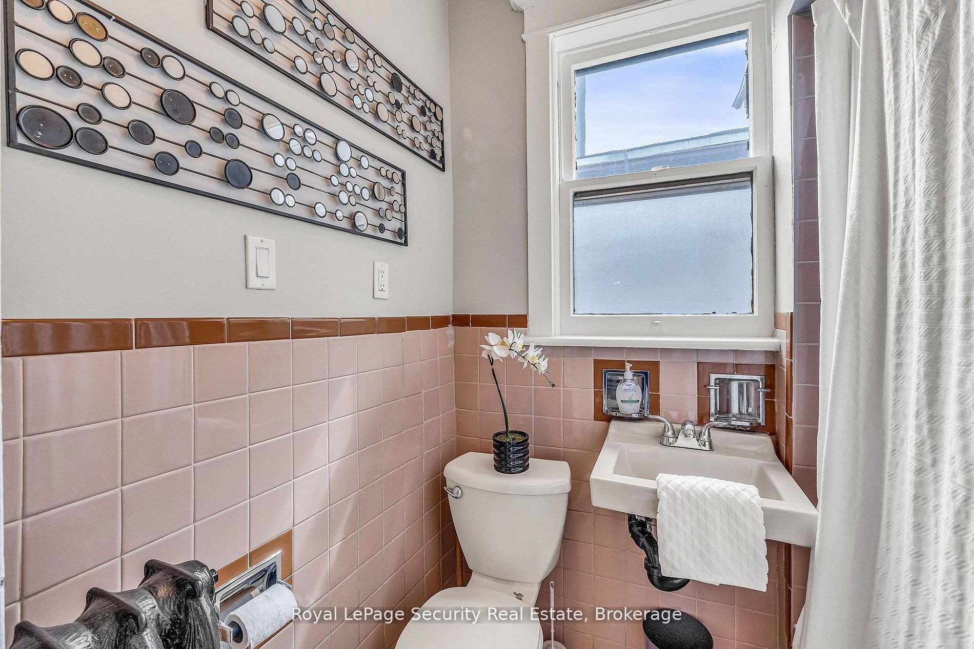 667 Ossington Avenue Property Photo 26