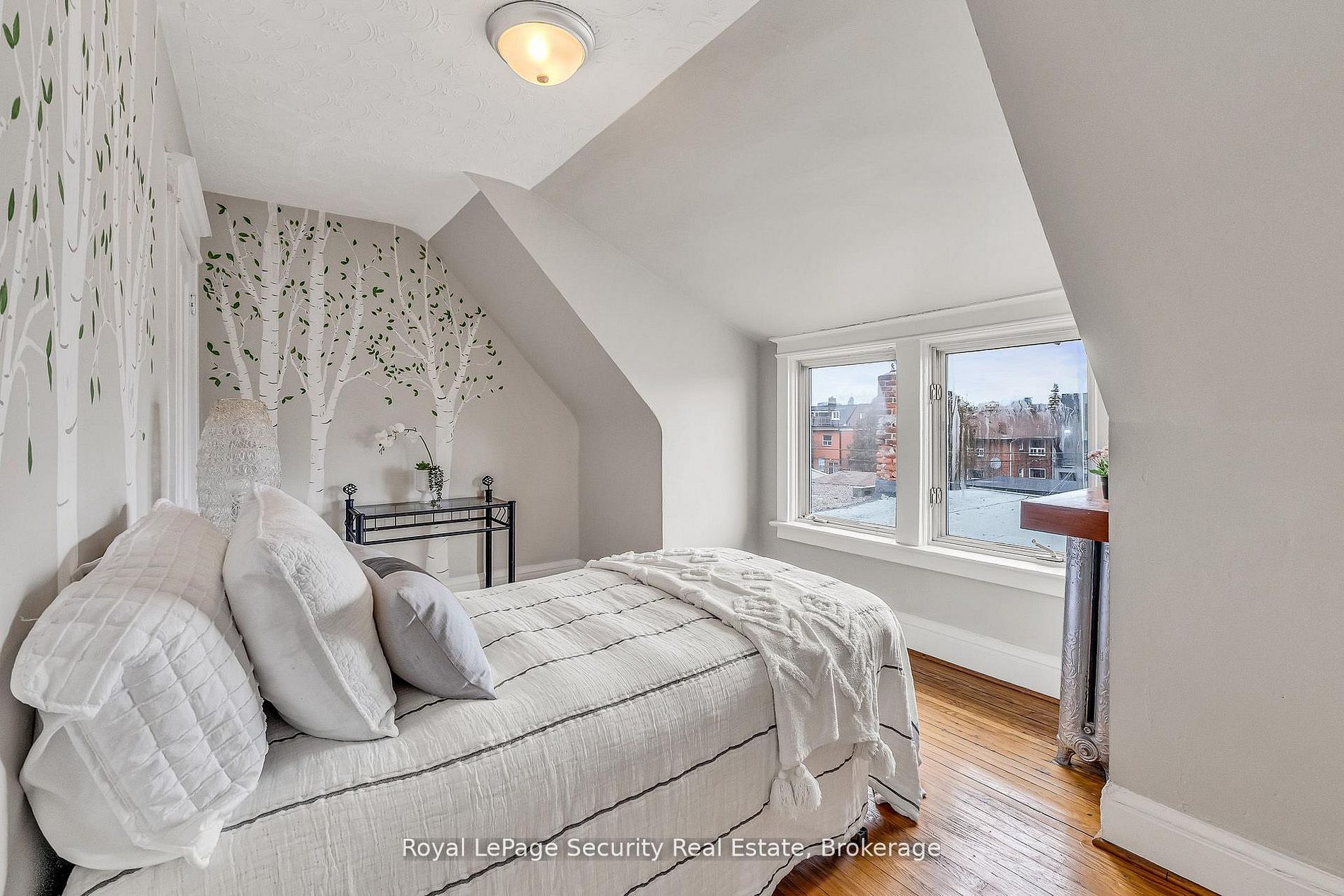 667 Ossington Avenue Property Photo 32