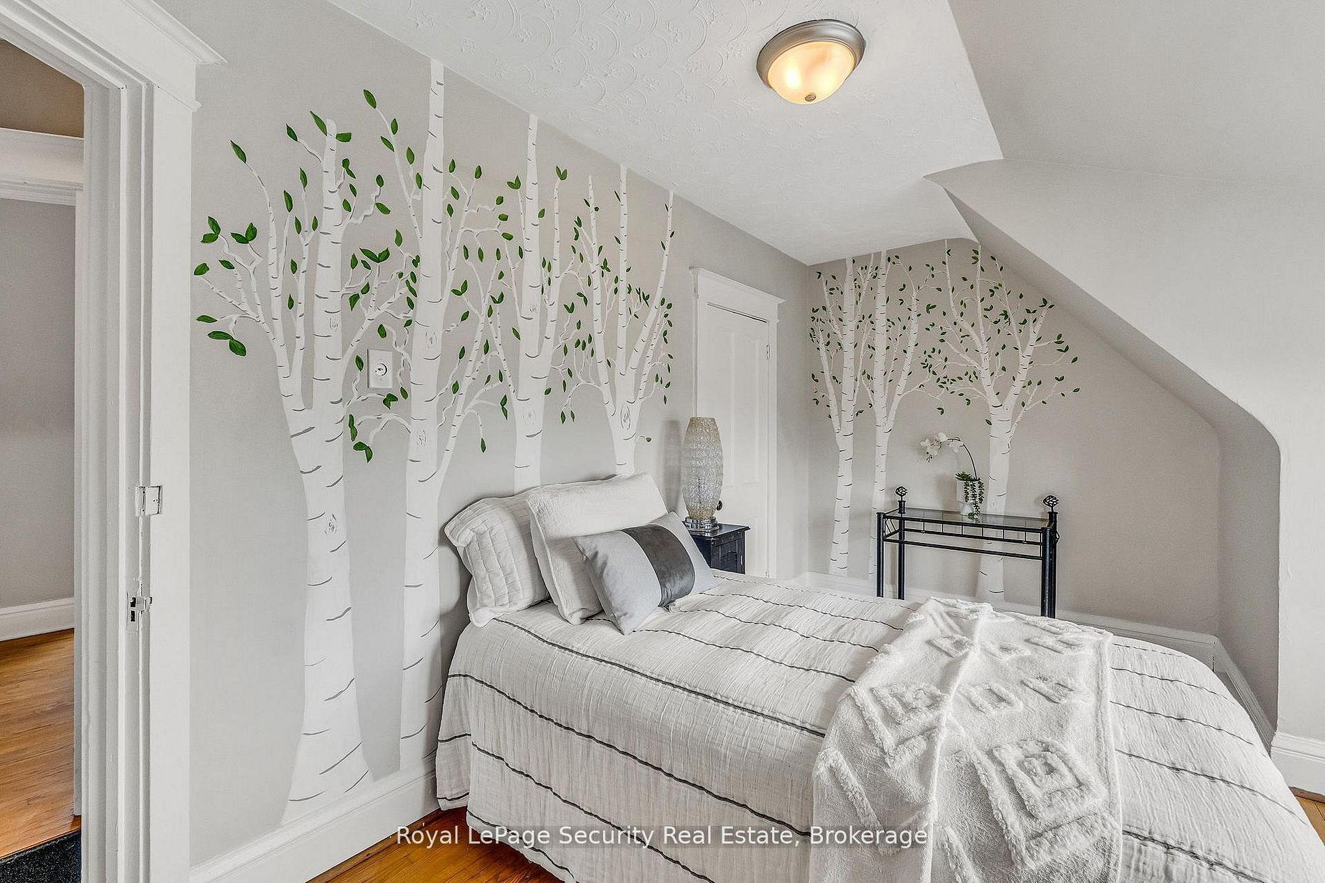 667 Ossington Avenue Property Photo 33