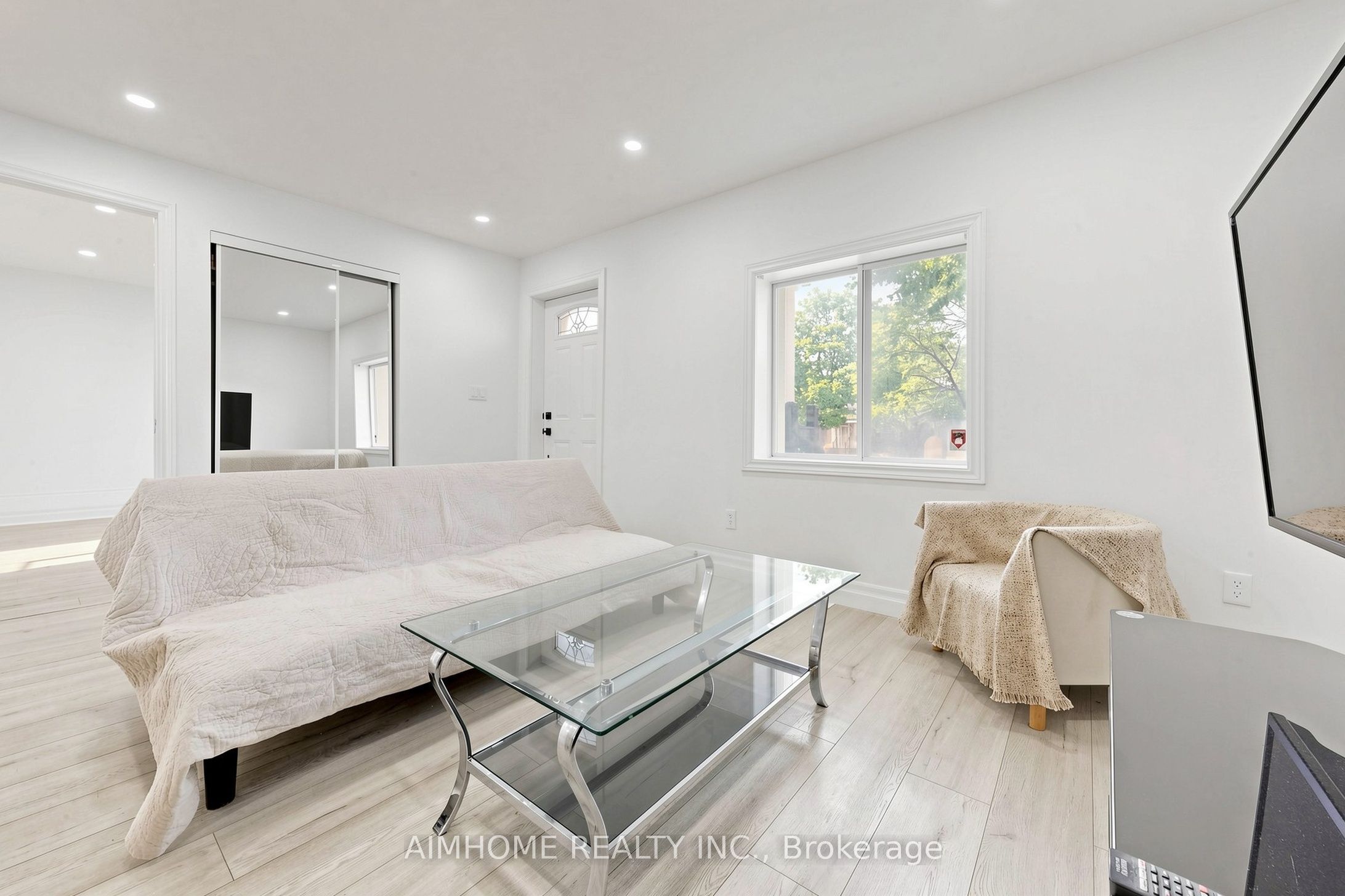95 Steeles Avenue E Property Photo 8