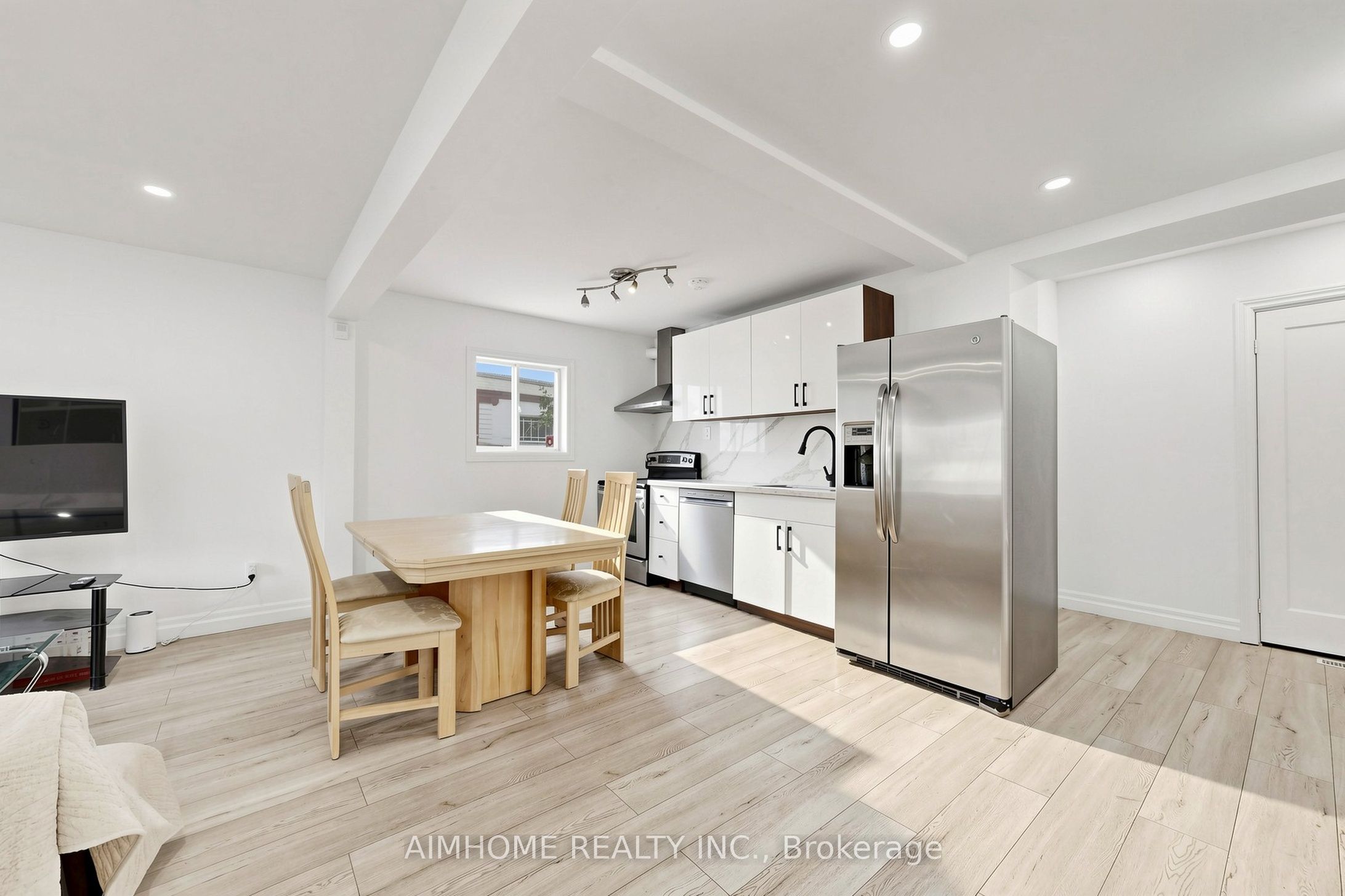 95 Steeles Avenue E Property Photo 10