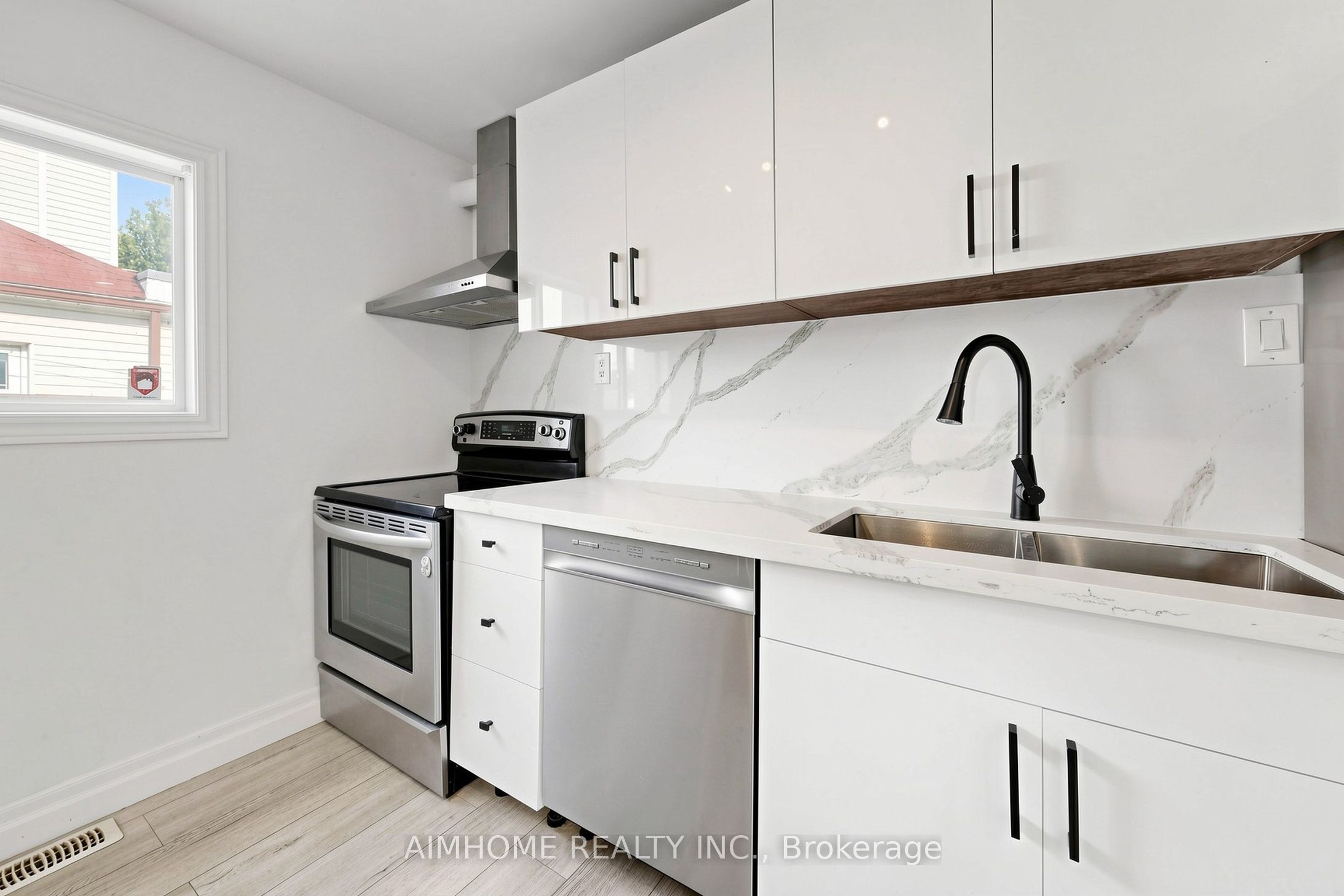 95 Steeles Avenue E Property Photo 14