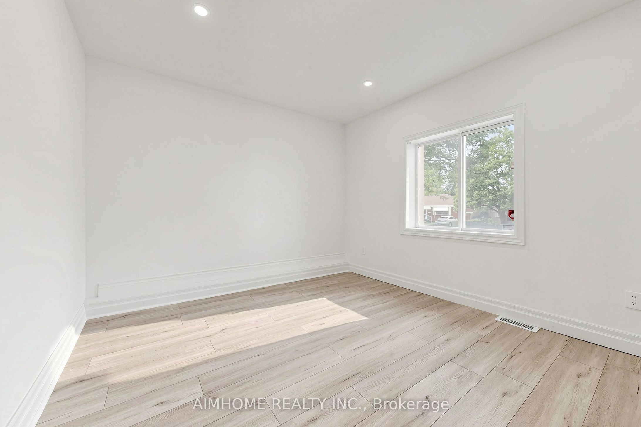 95 Steeles Avenue E Property Photo 15