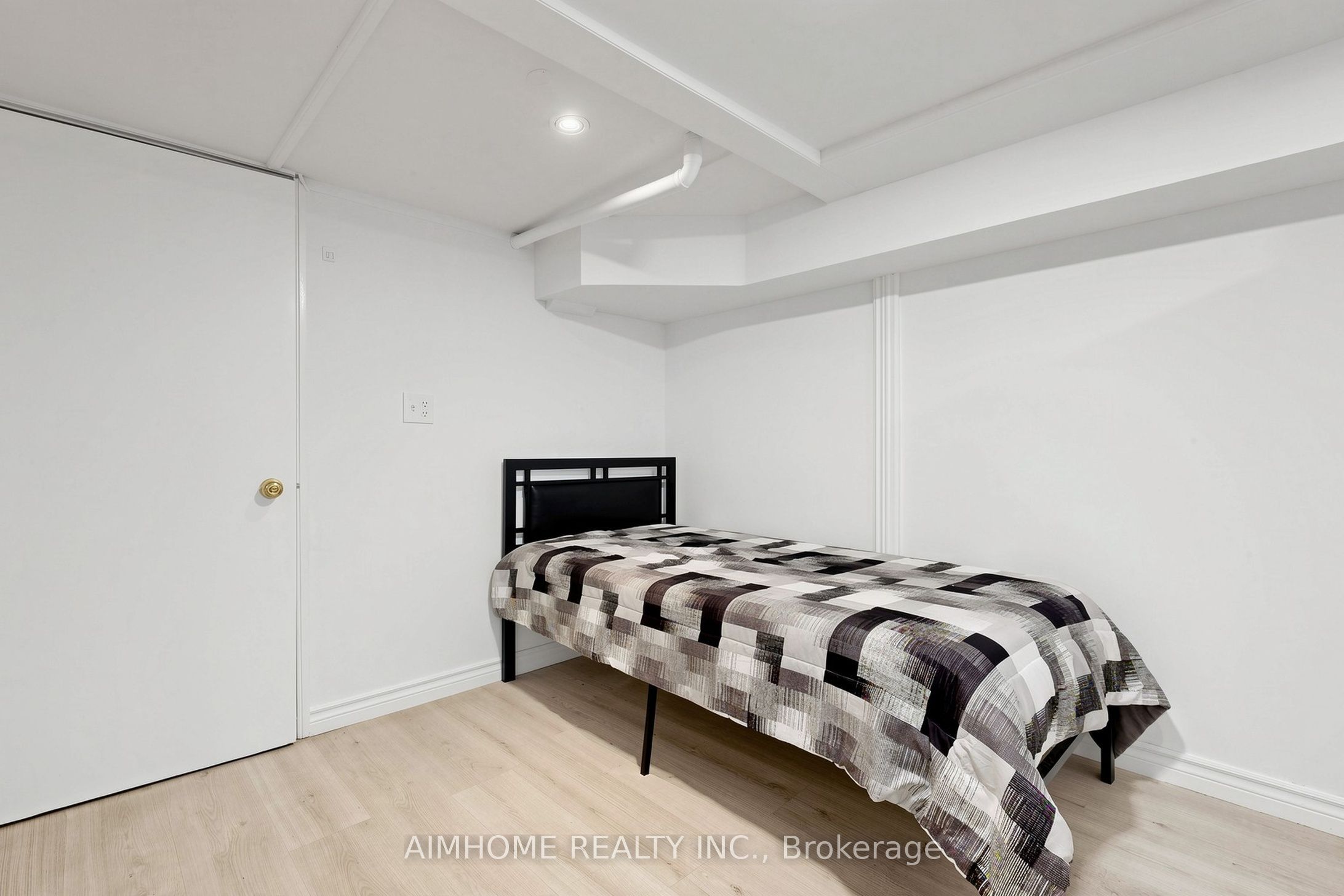 95 Steeles Avenue E Property Photo 32