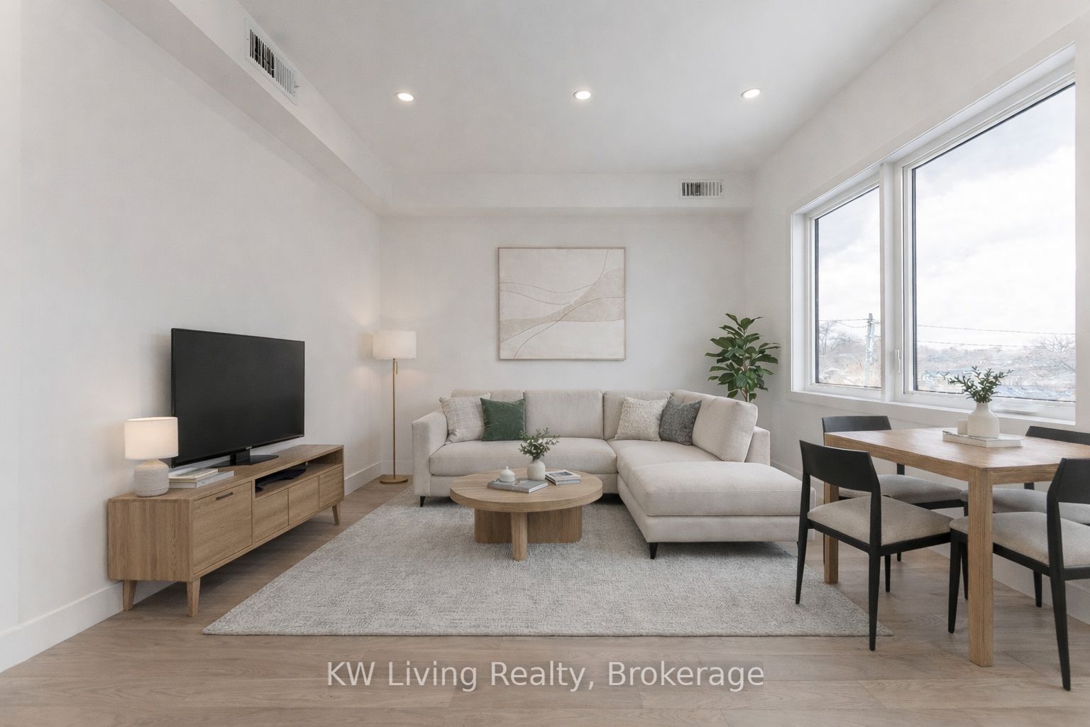 712 Eglinton Avenue E Property Photo 3