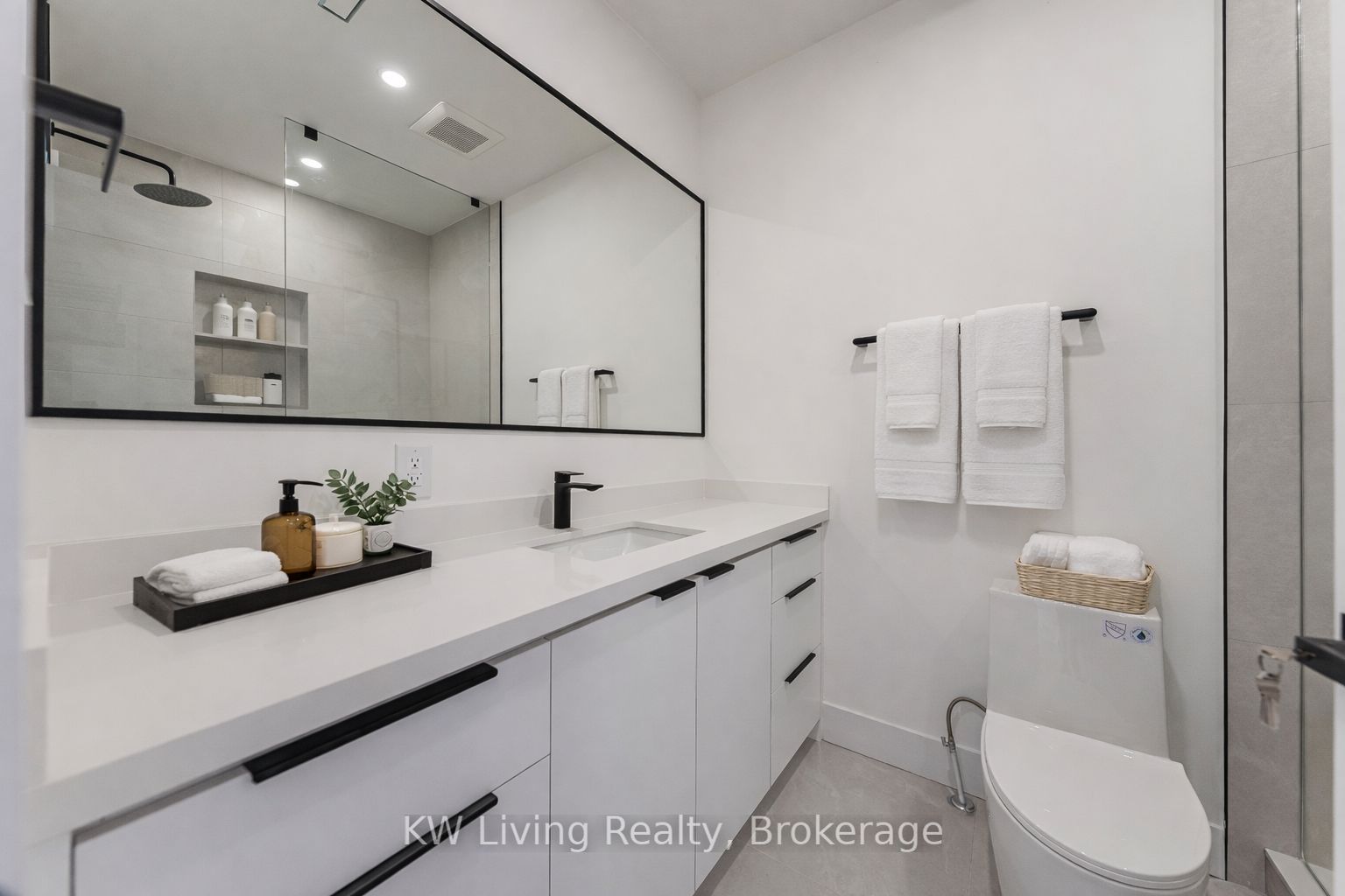 712 Eglinton Avenue E Property Photo 5