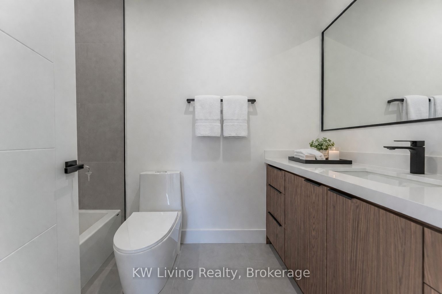 712 Eglinton Avenue E Property Photo 6
