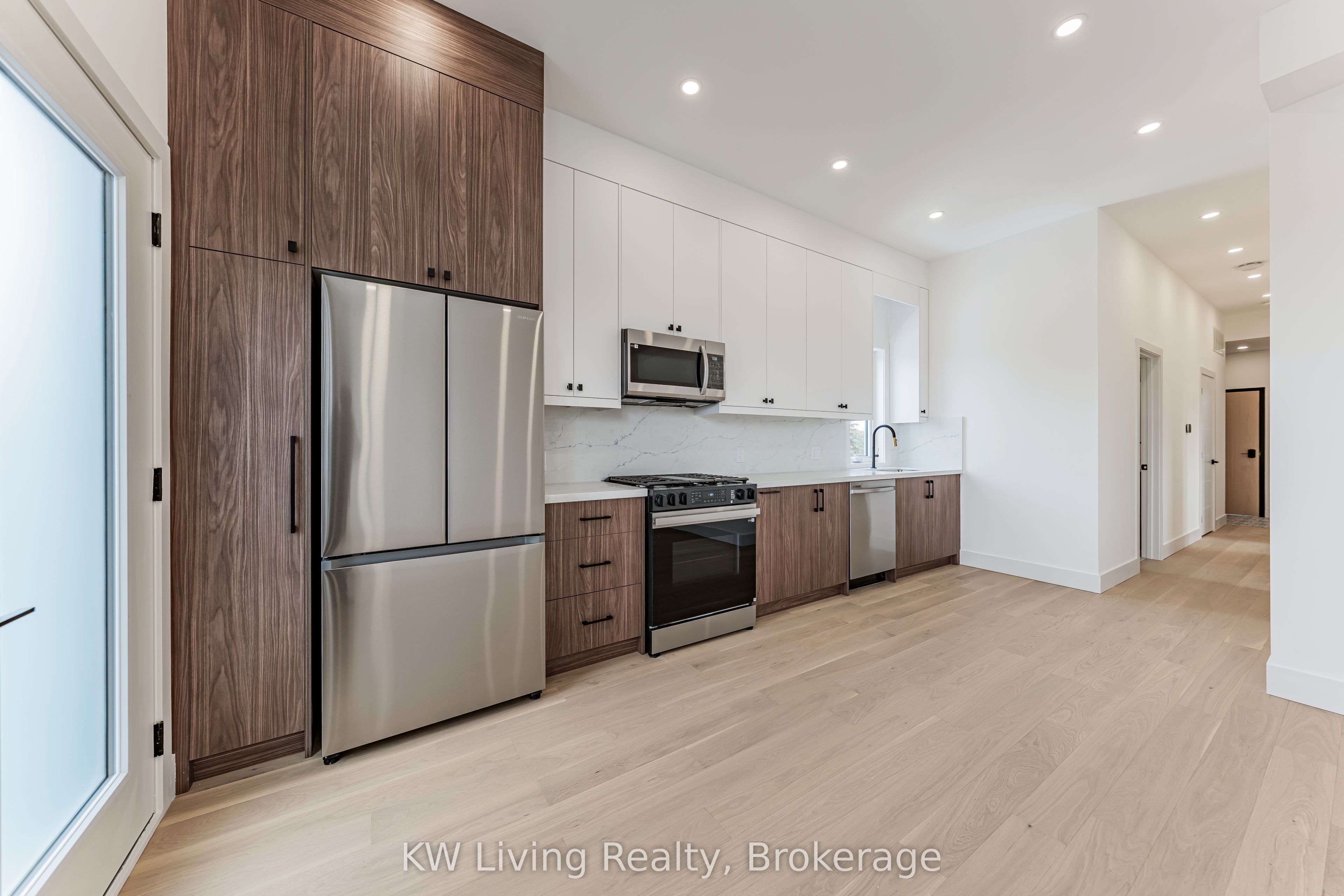 712 Eglinton Avenue E Property Photo 7