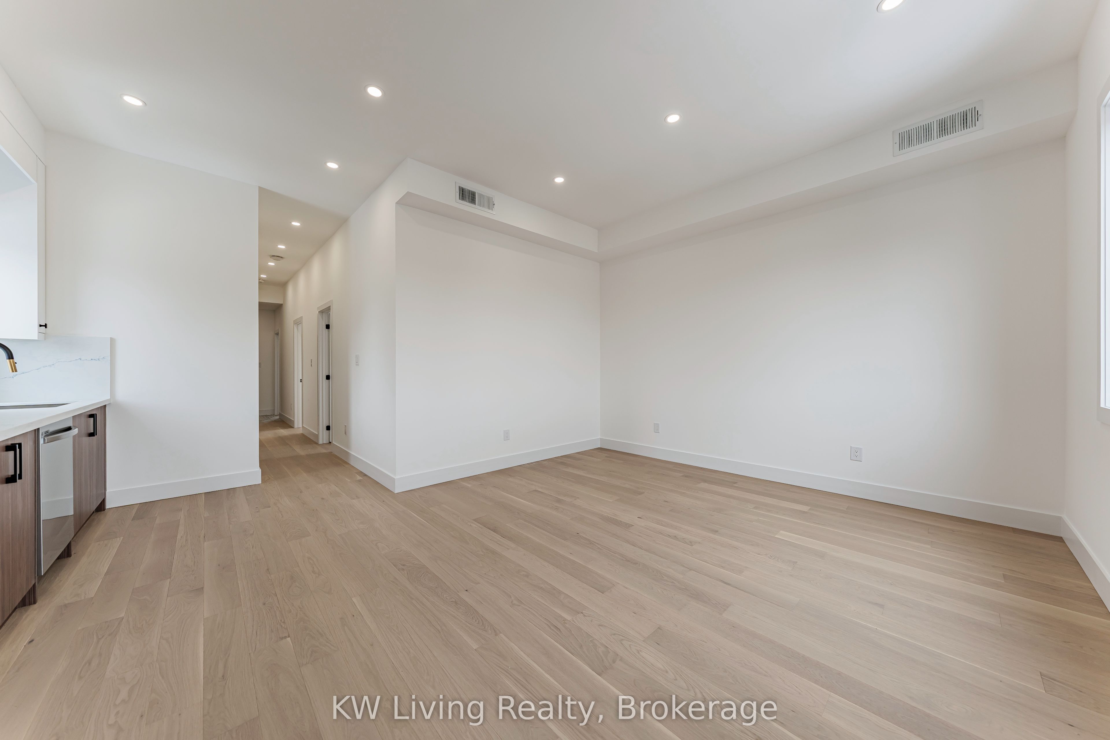 712 Eglinton Avenue E Property Photo 8