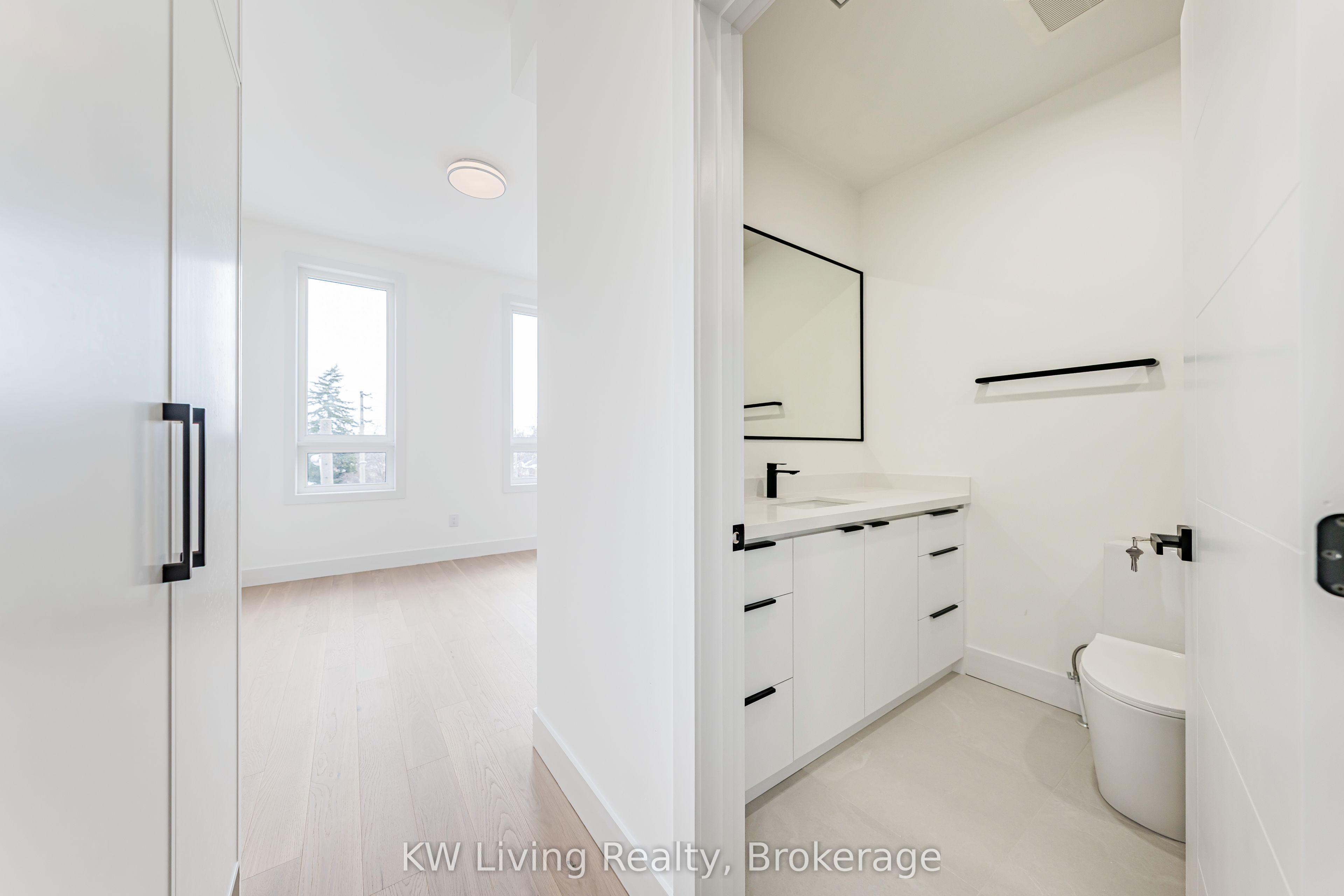 712 Eglinton Avenue E Property Photo 11