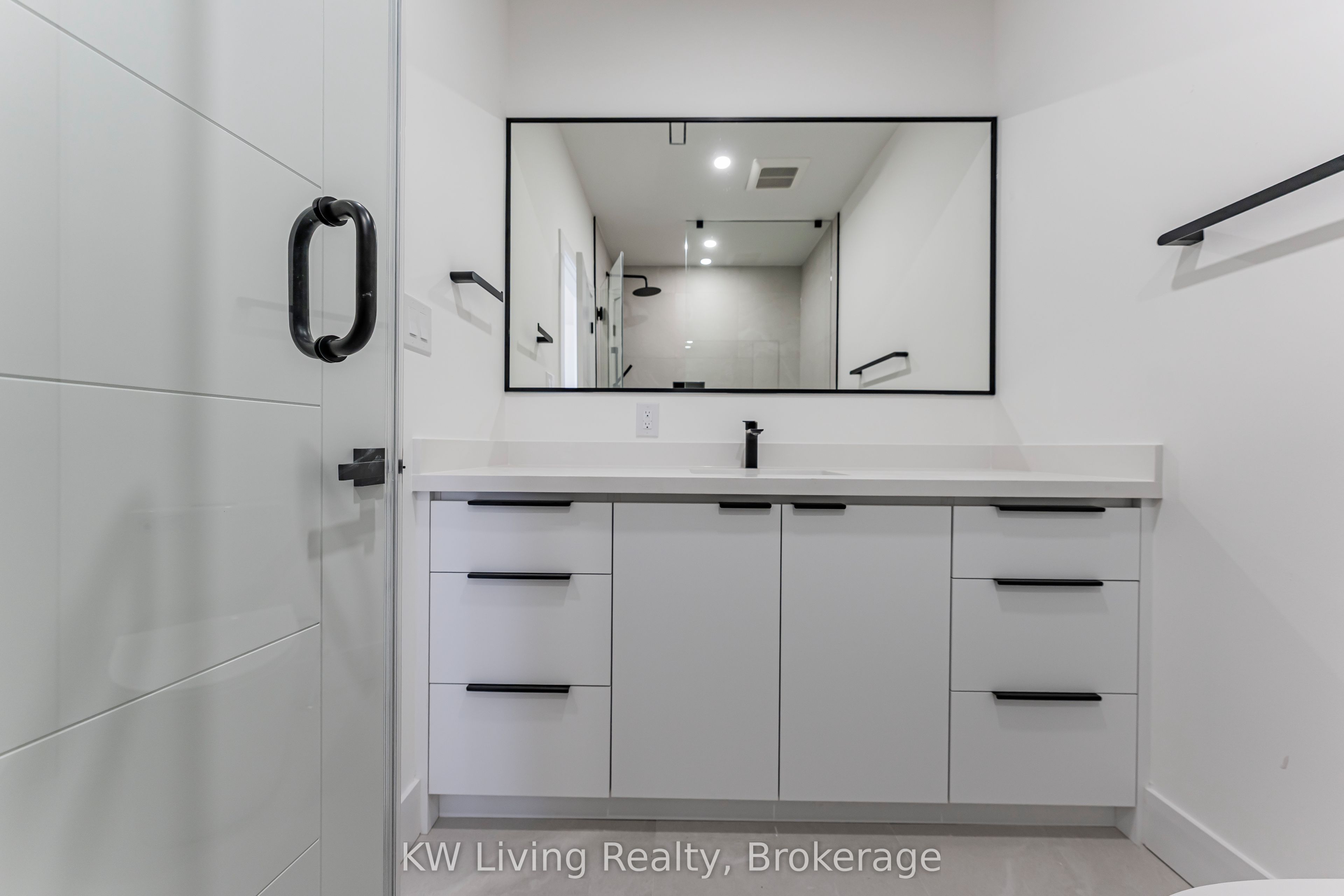 712 Eglinton Avenue E Property Photo 14