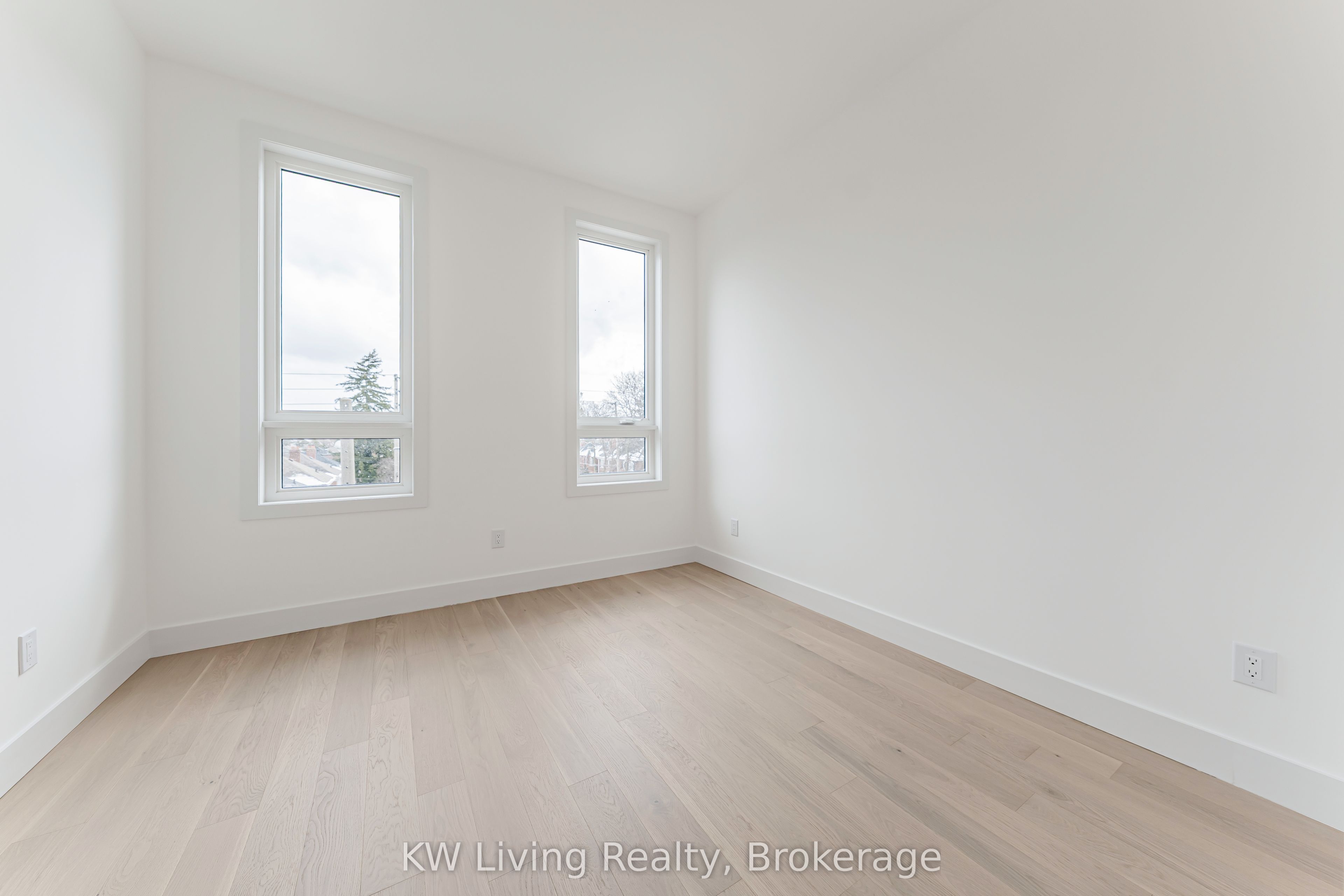 712 Eglinton Avenue E Property Photo 15
