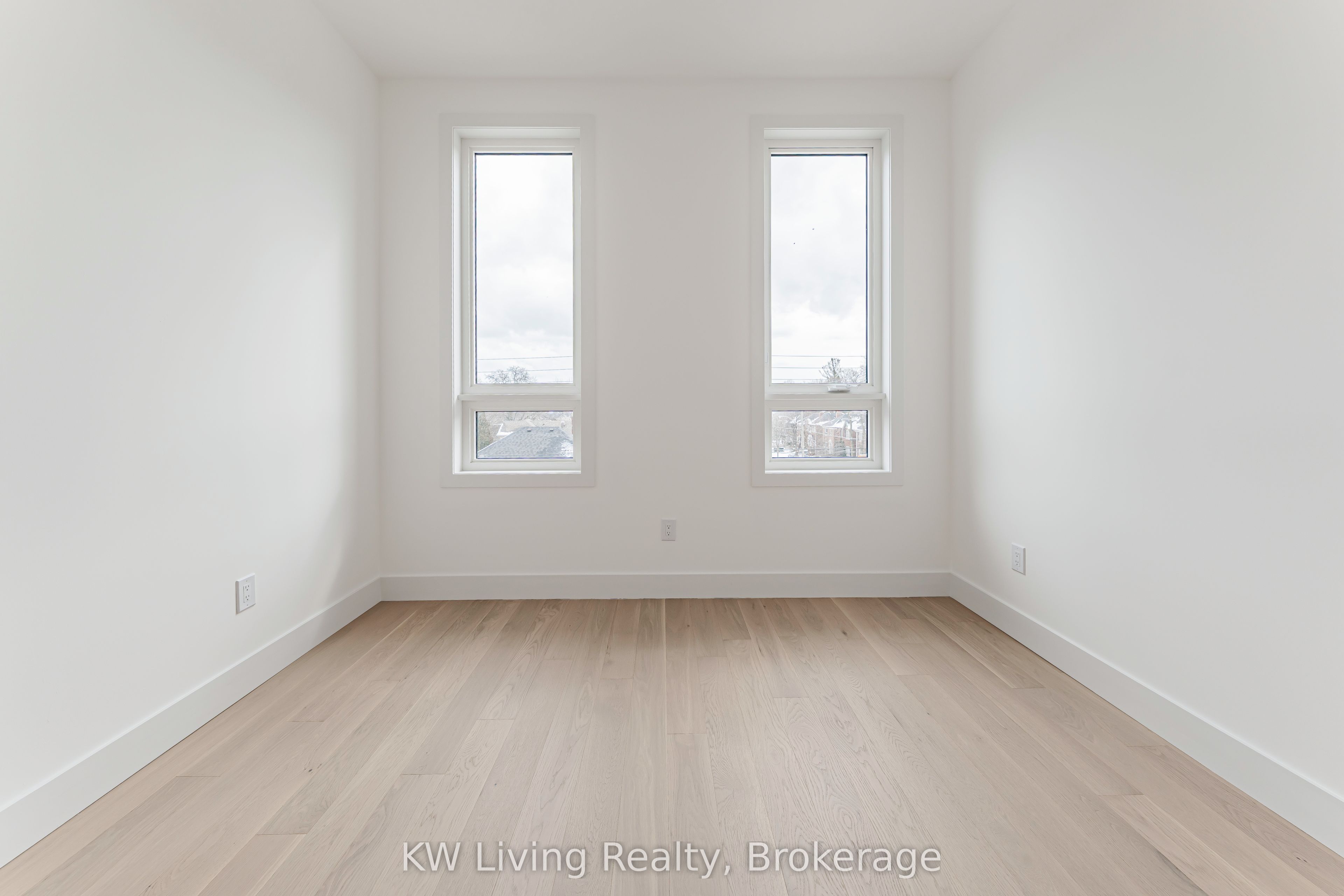 712 Eglinton Avenue E Property Photo 16