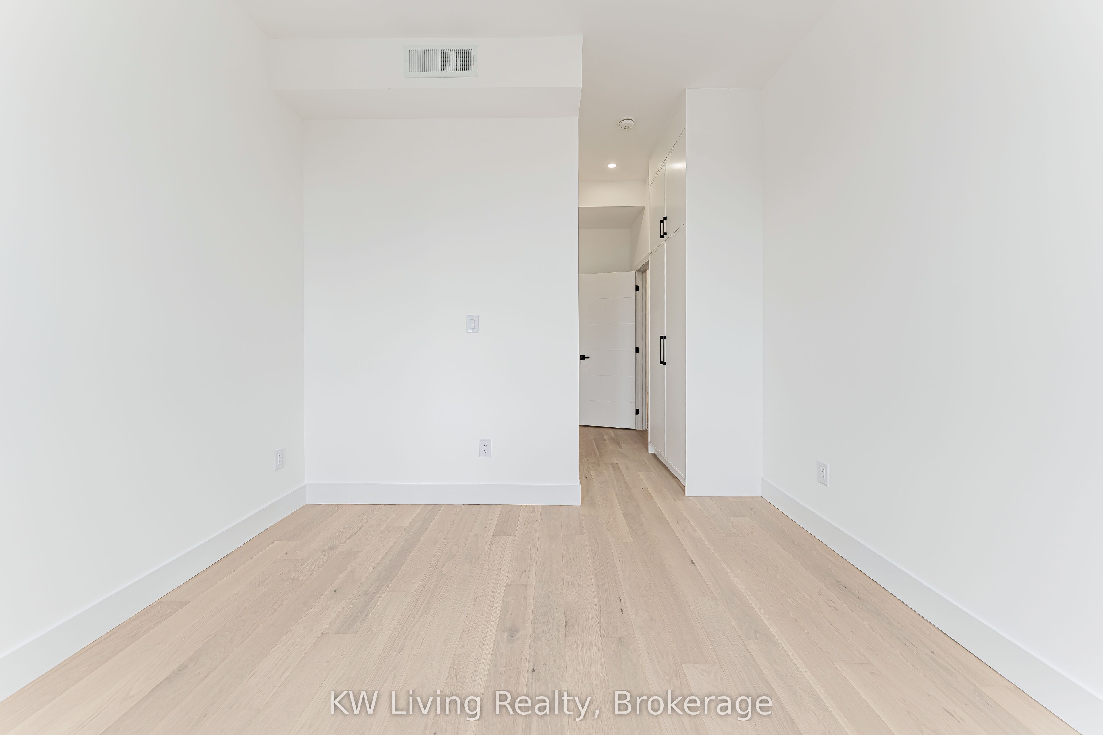 712 Eglinton Avenue E Property Photo 18