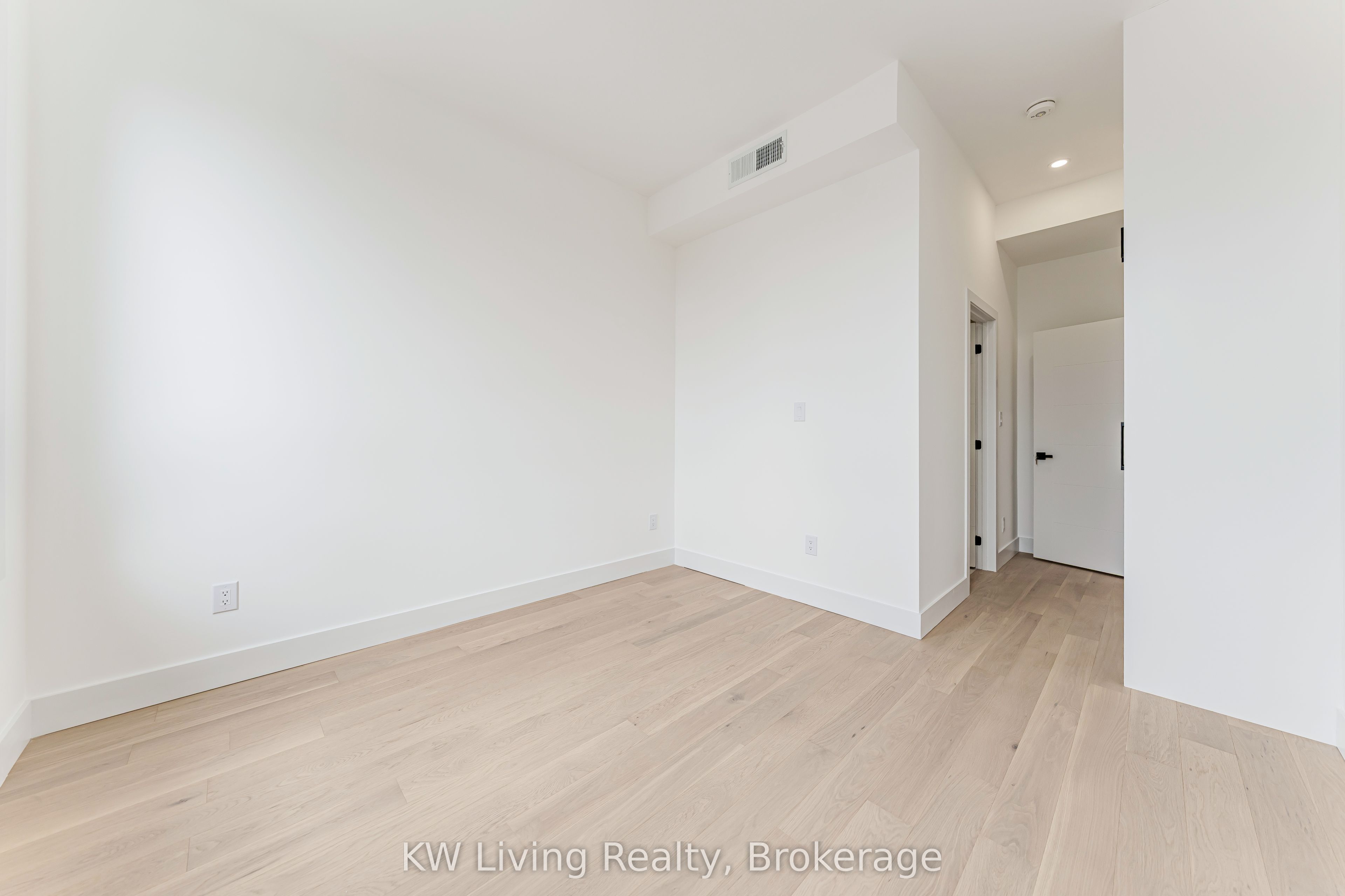 712 Eglinton Avenue E Property Photo 19