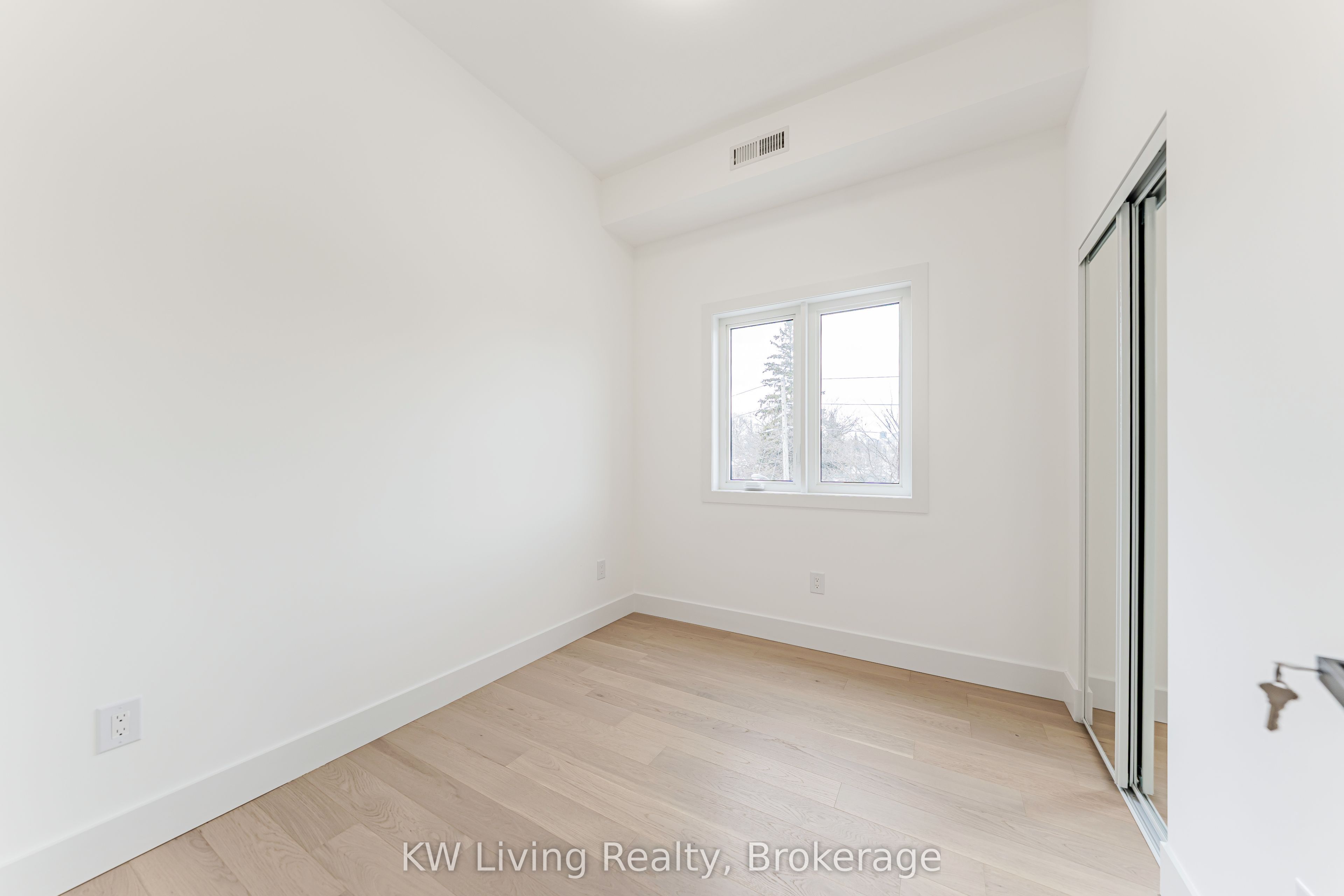 712 Eglinton Avenue E Property Photo 21