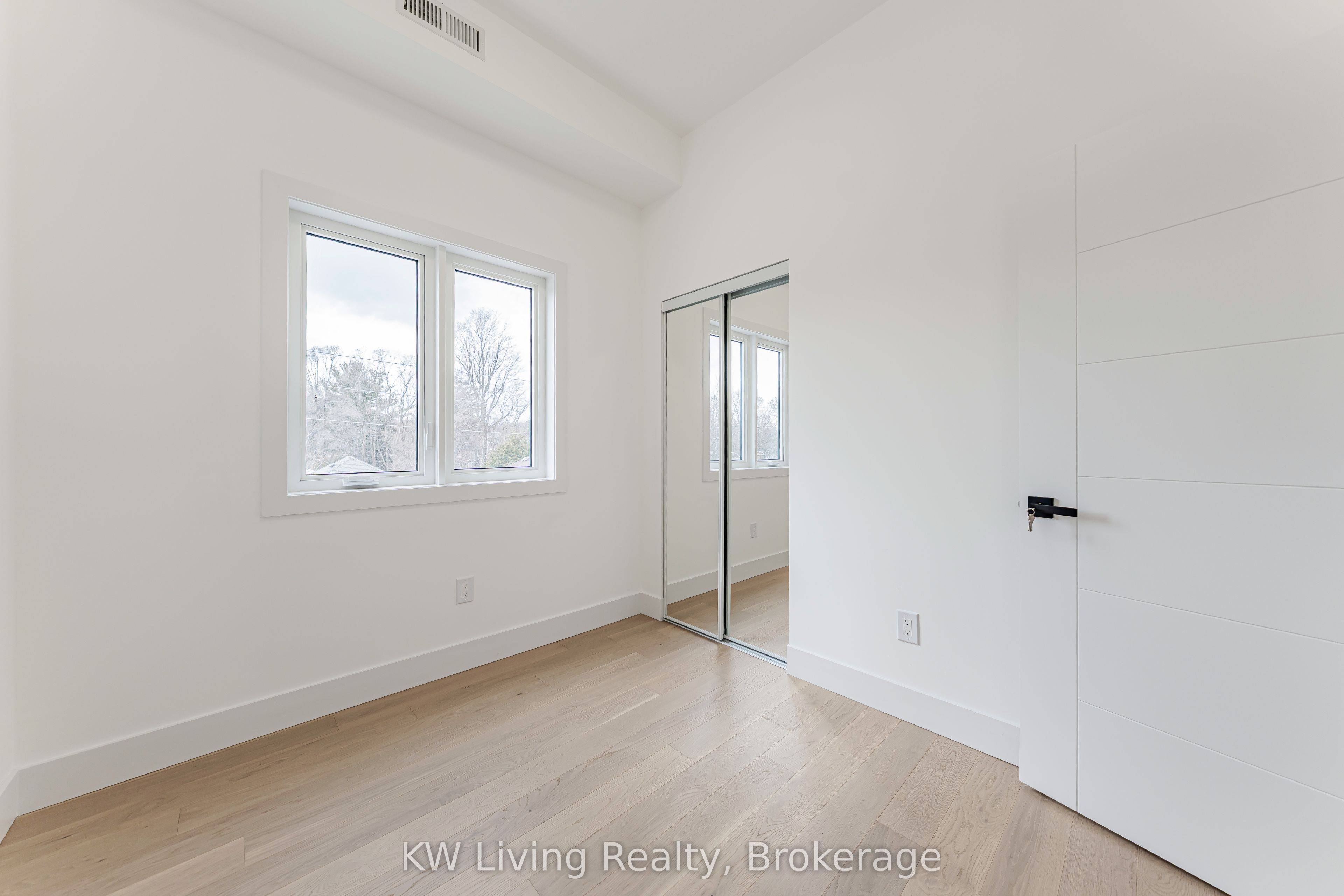 712 Eglinton Avenue E Property Photo 23