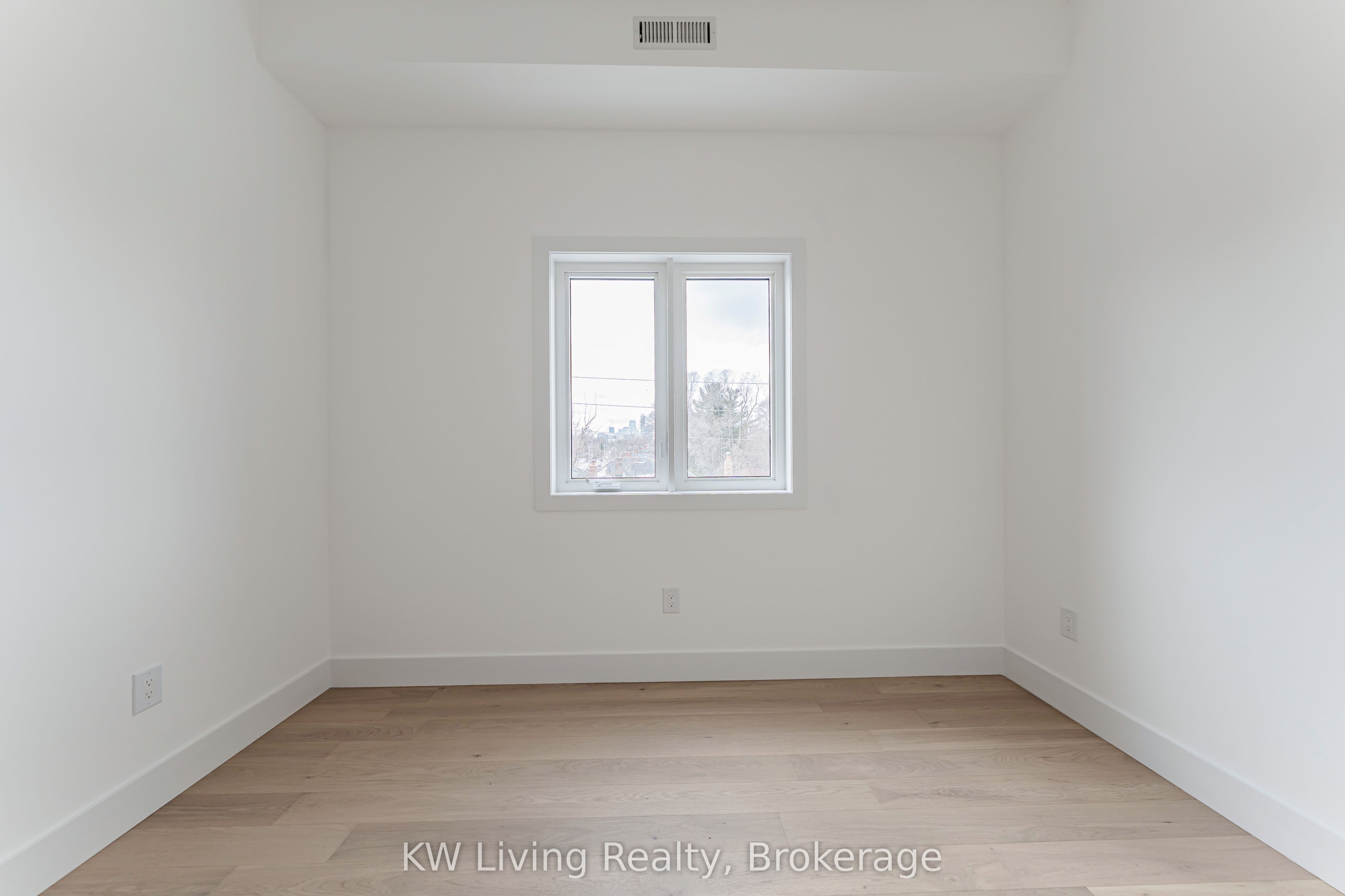 712 Eglinton Avenue E Property Photo 28