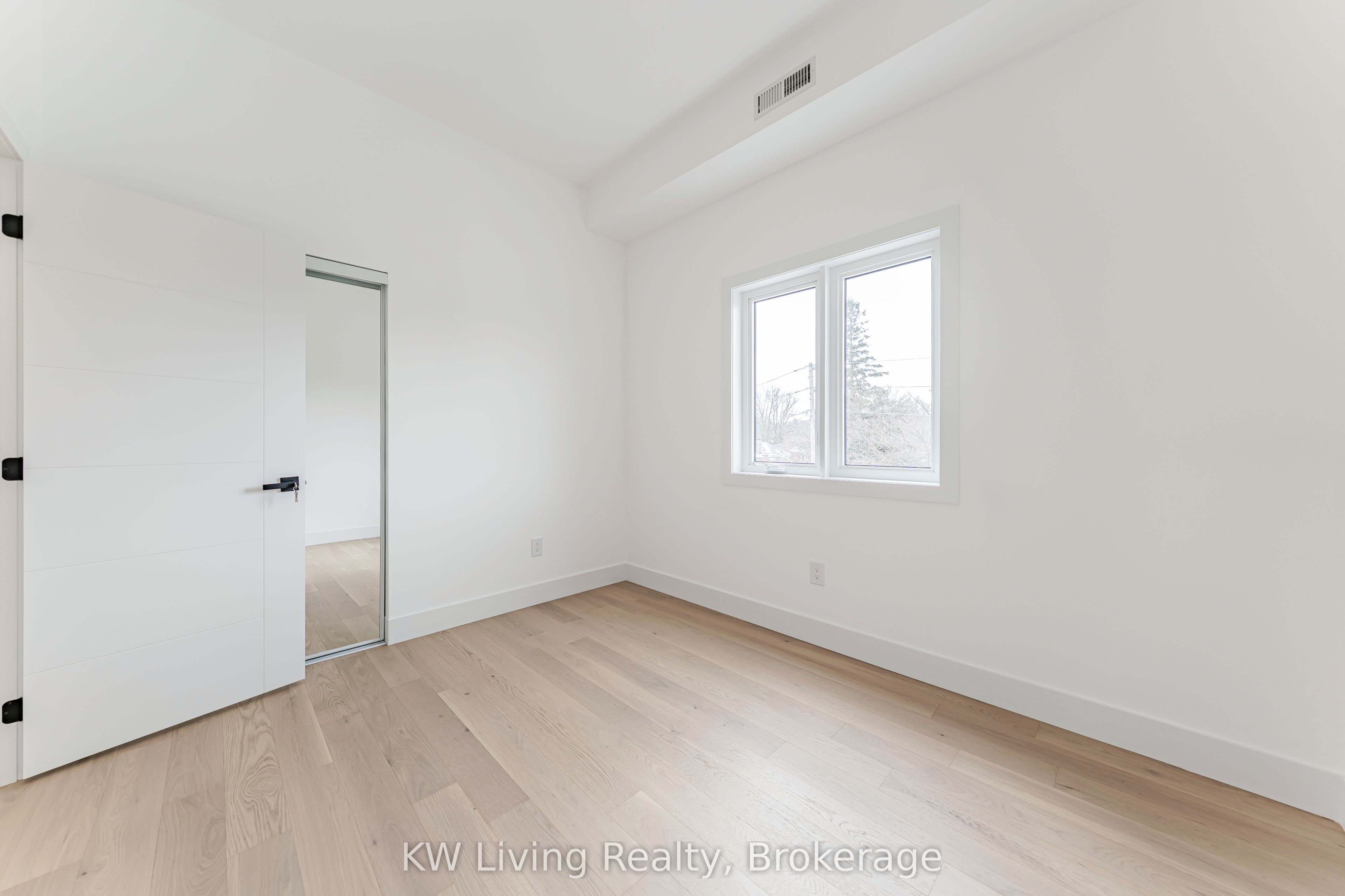 712 Eglinton Avenue E Property Photo 29