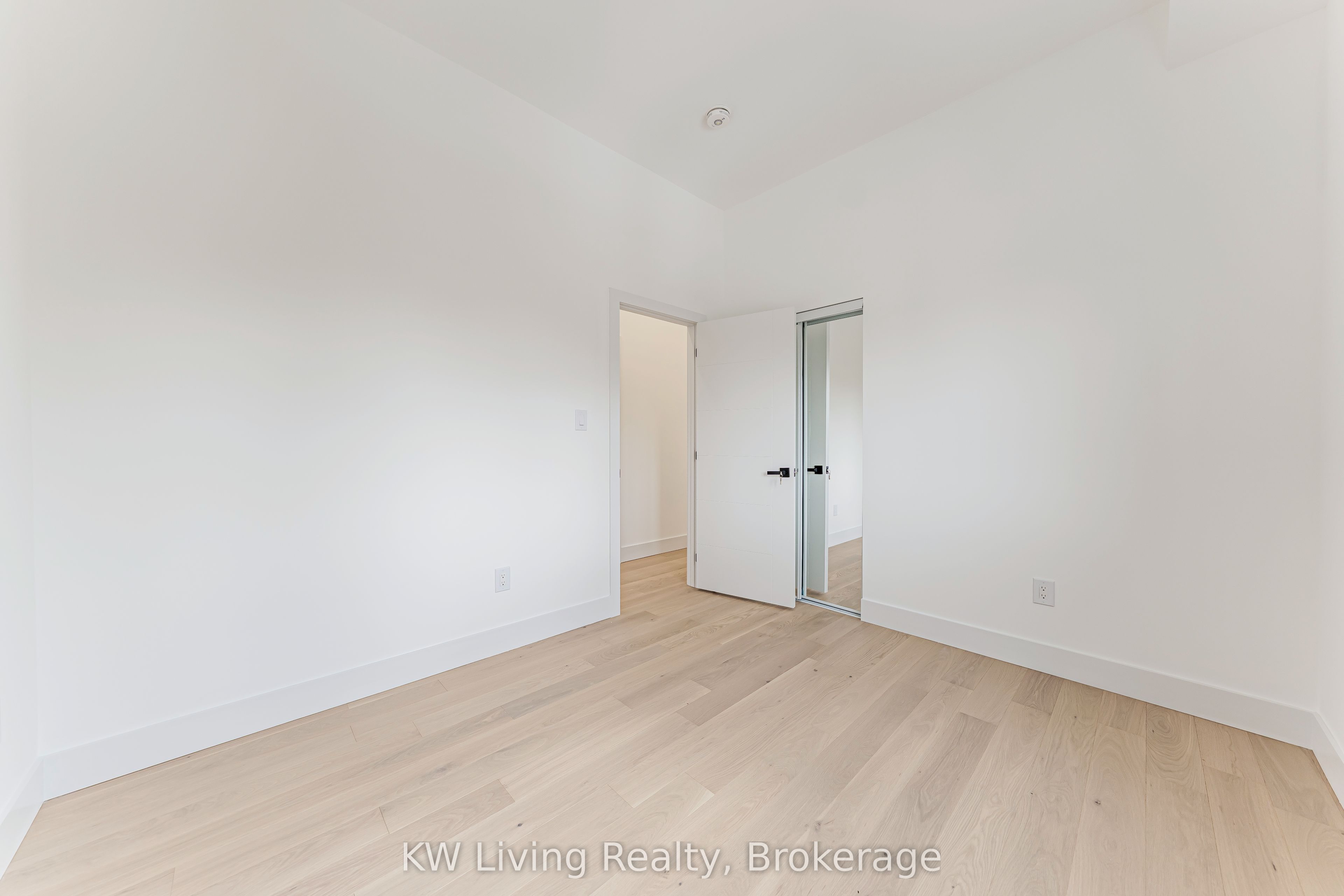 712 Eglinton Avenue E Property Photo 30