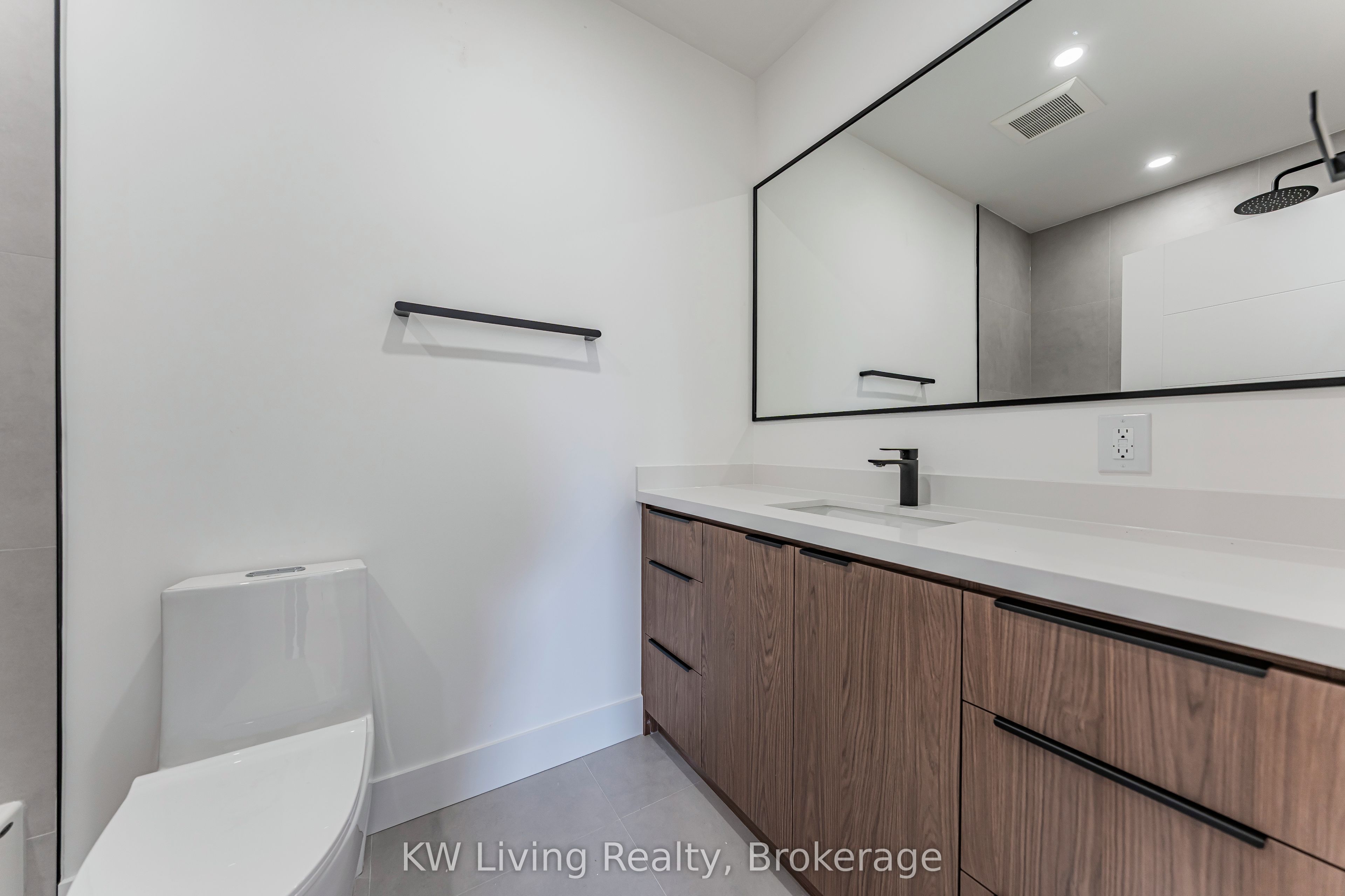 712 Eglinton Avenue E Property Photo 31