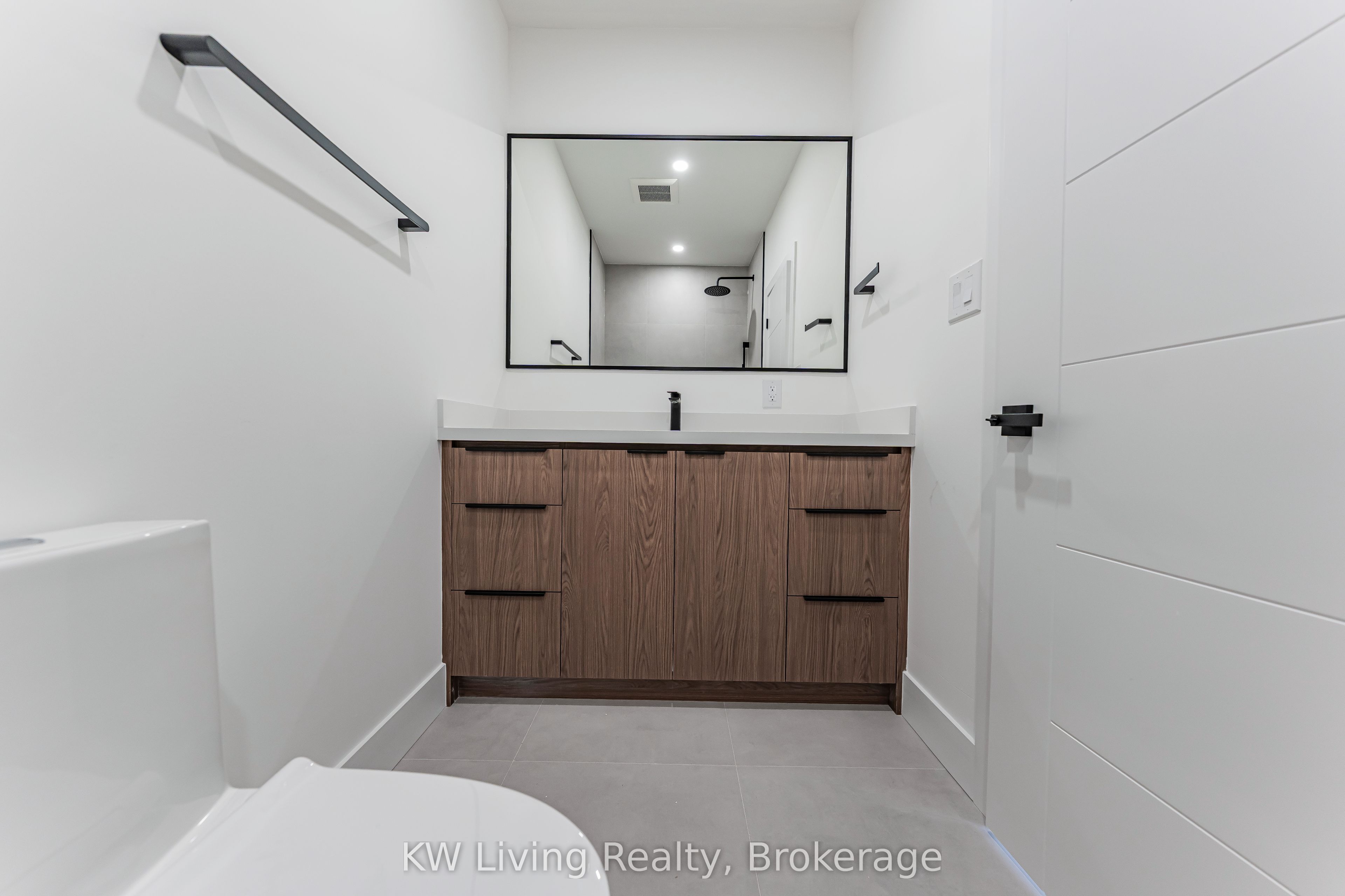 712 Eglinton Avenue E Property Photo 35