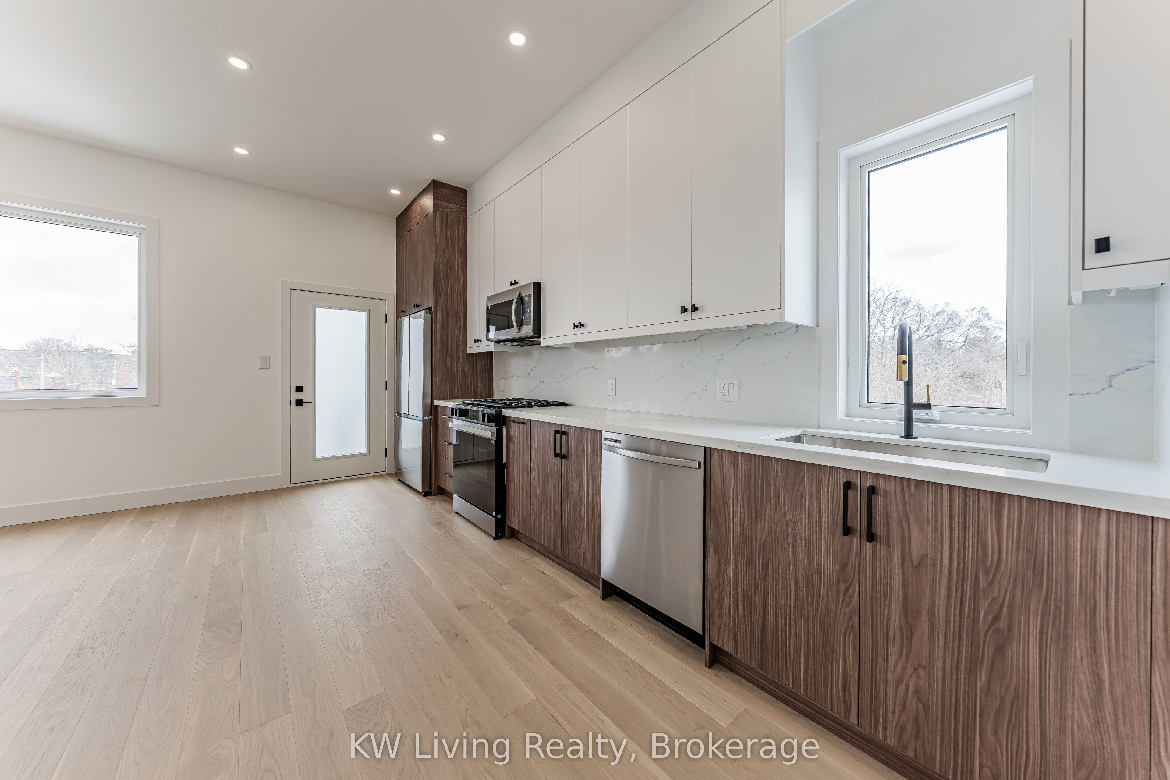 712 Eglinton Avenue E Property Photo 36