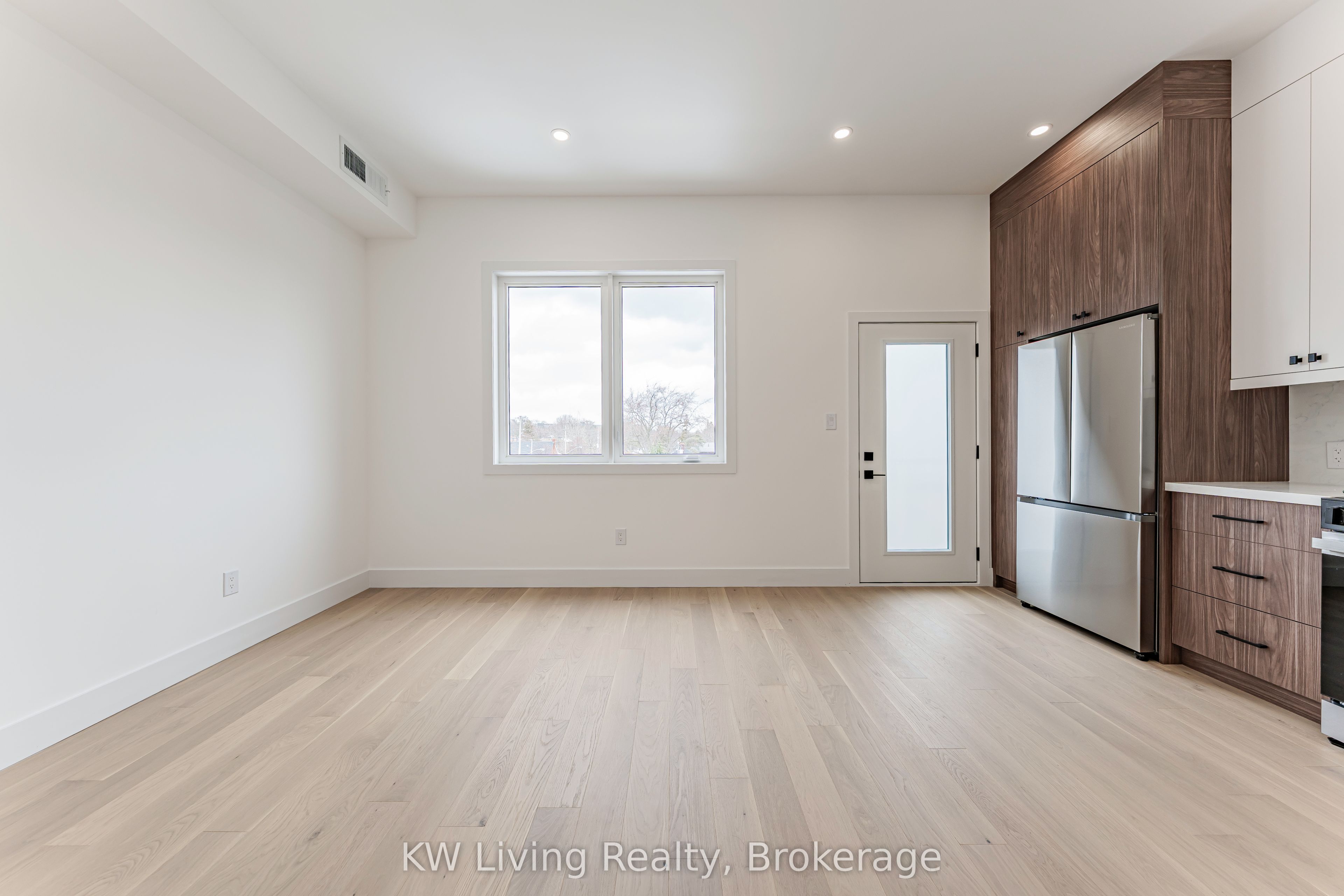712 Eglinton Avenue E Property Photo 38