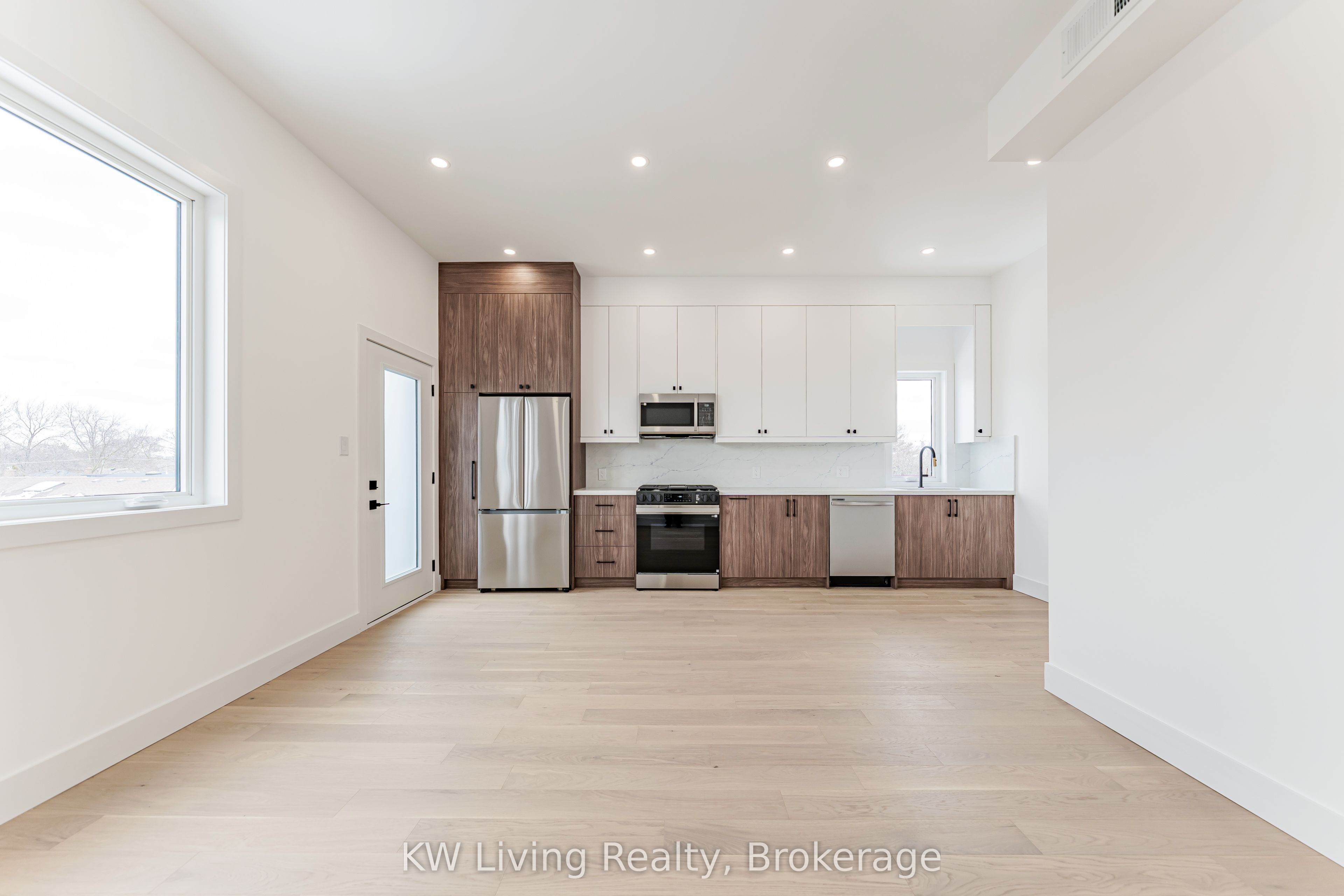 712 Eglinton Avenue E Property Photo 40
