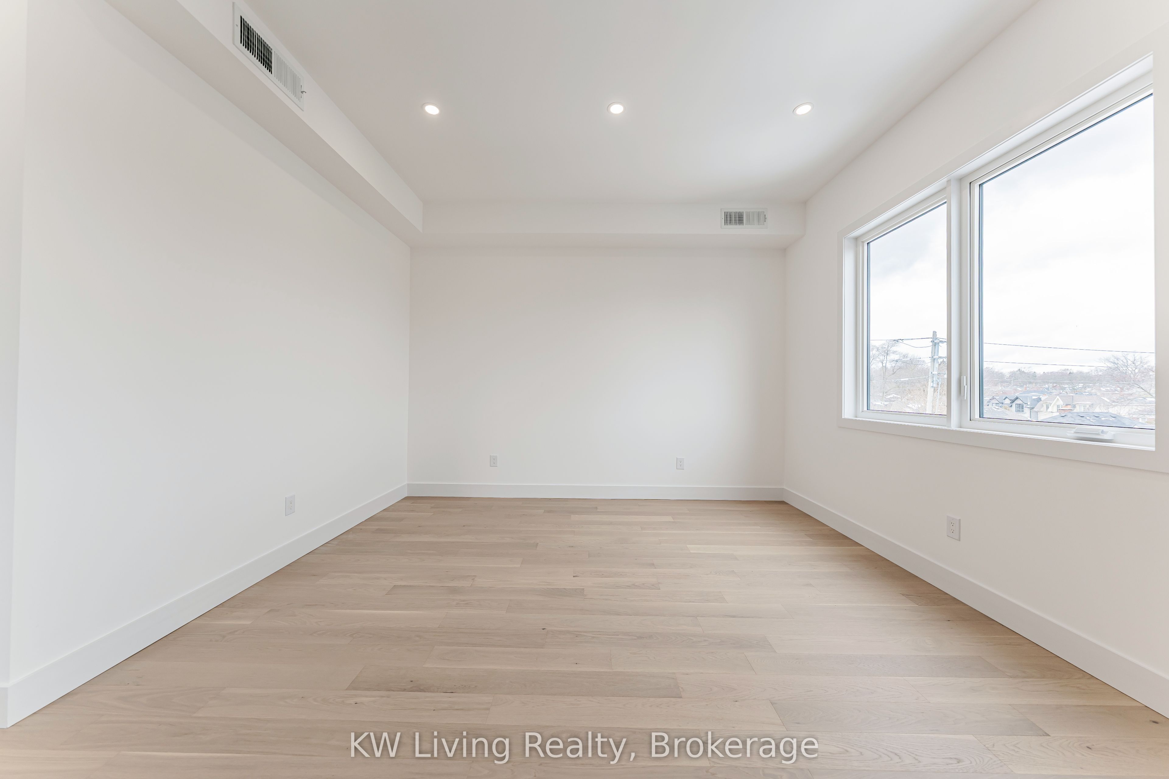 712 Eglinton Avenue E Property Photo 41
