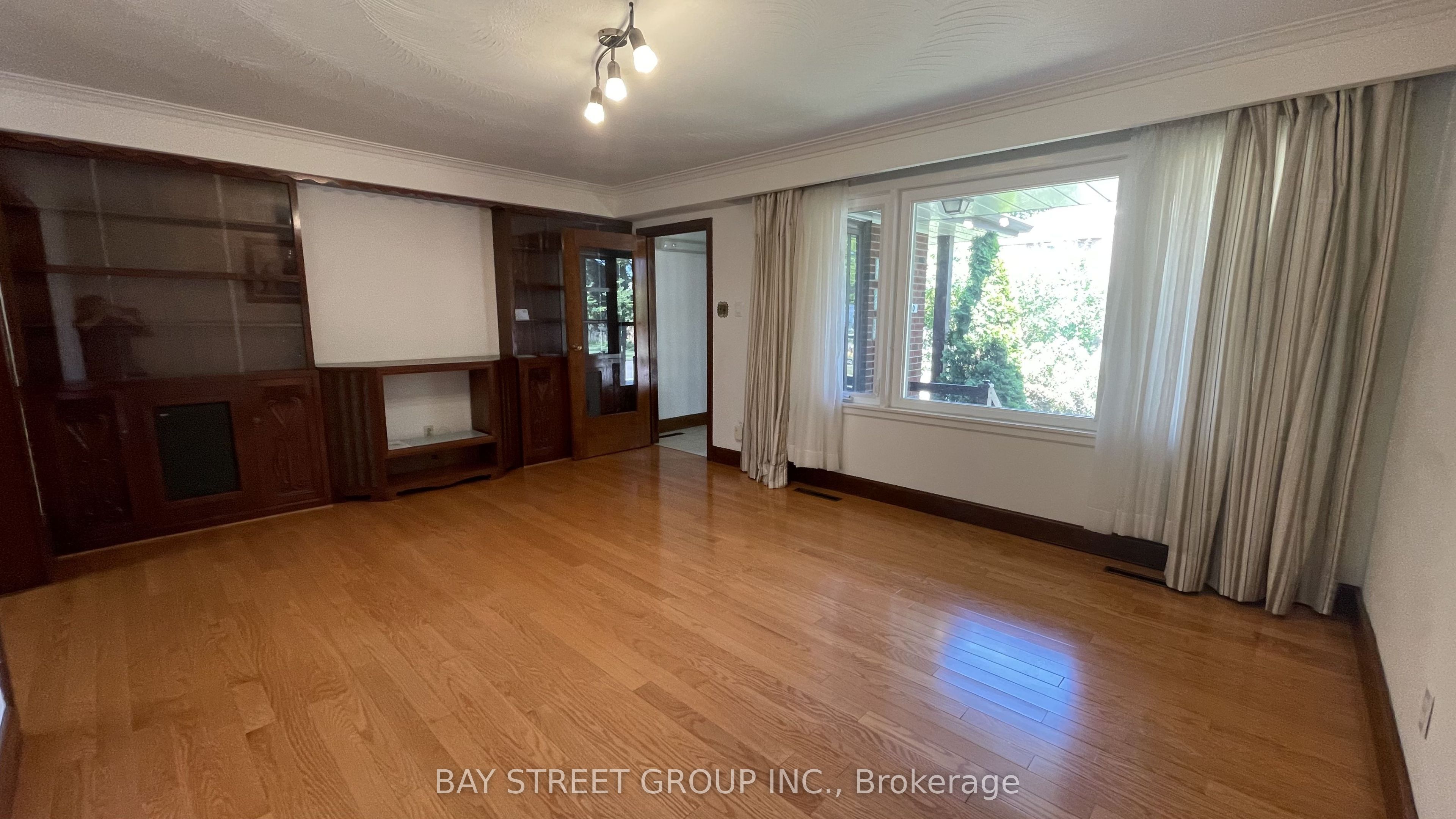 260 Moore Park Avenue Property Photo 4