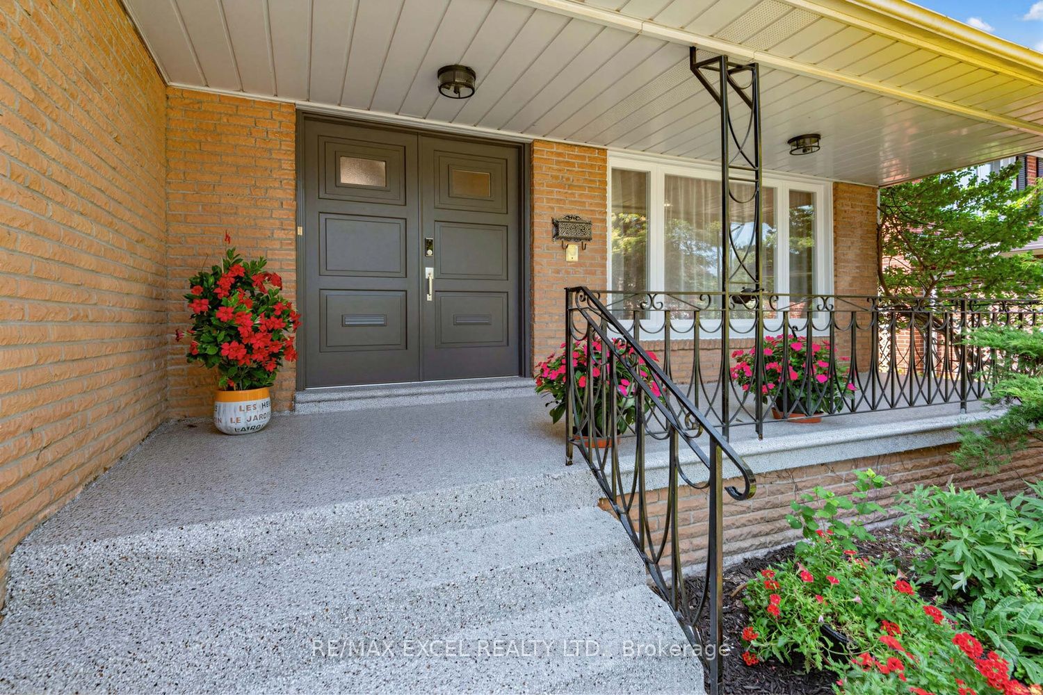 28 Robinter Drive Property Photo 2