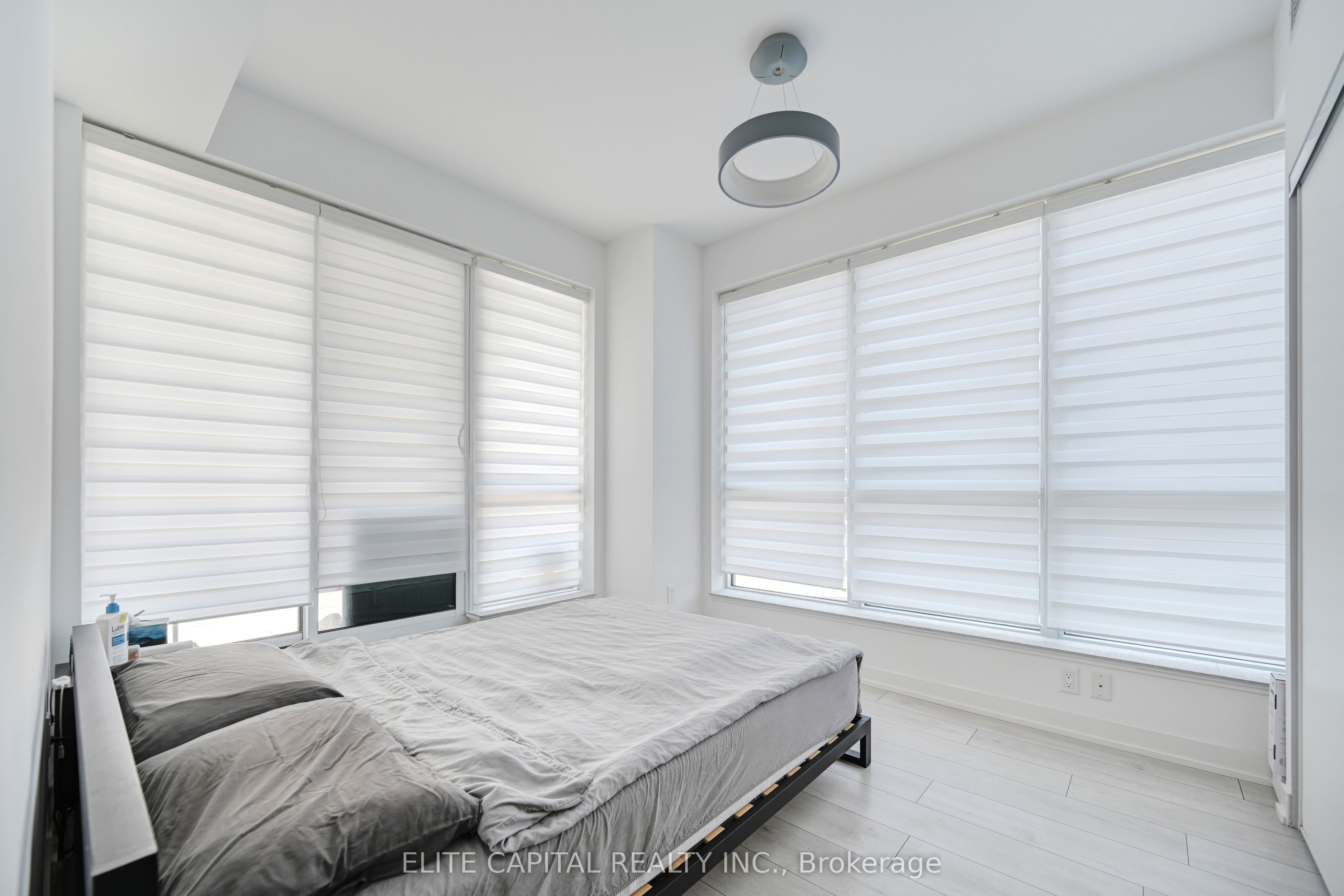 31 Tippett Road 740 Property Photo 8