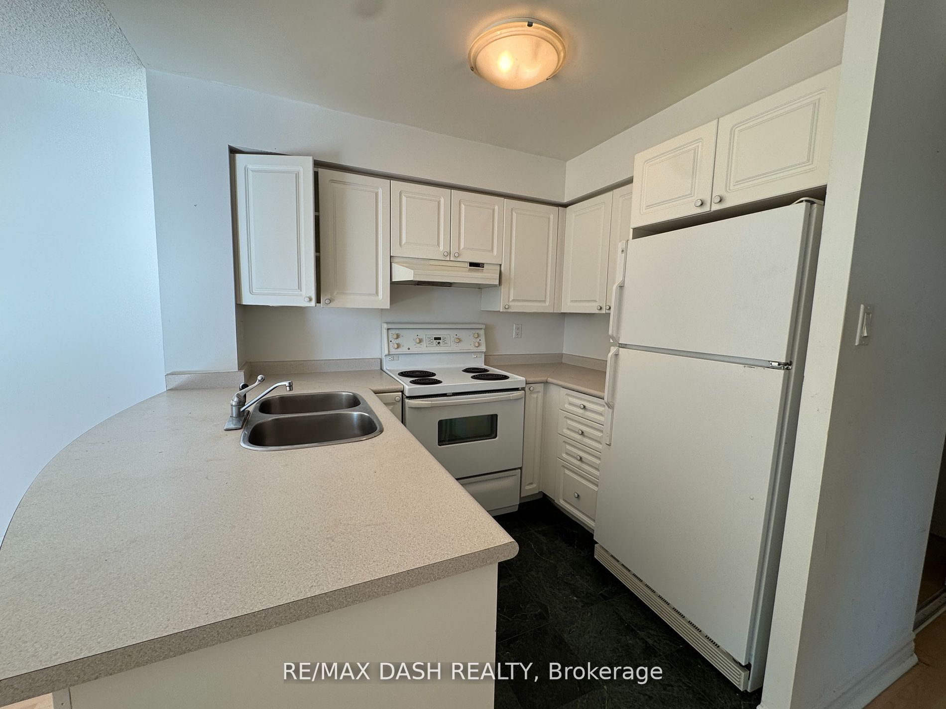 109 Front Street E 1113 Property Photo 7