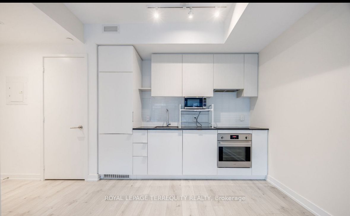 161 Roehampton Avenue 330 Property Photo 2