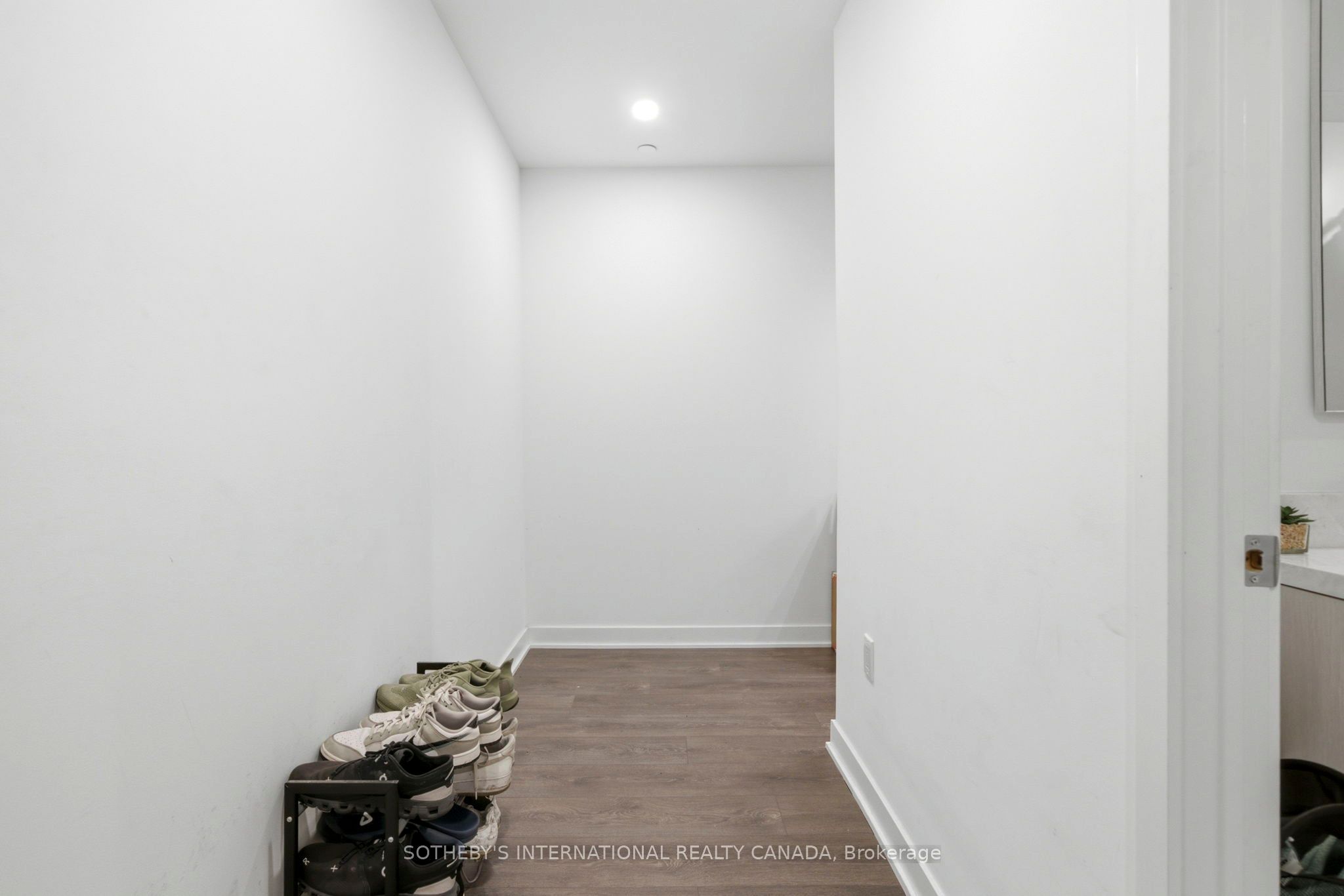 125 Blue Jays Way 3208 Property Photo 6