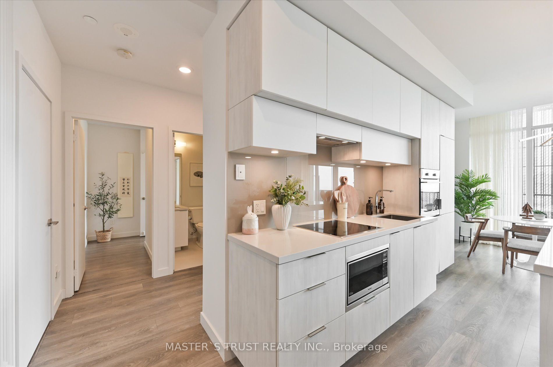 8 Eglinton Avenue E Ph5801 Property Photo 16