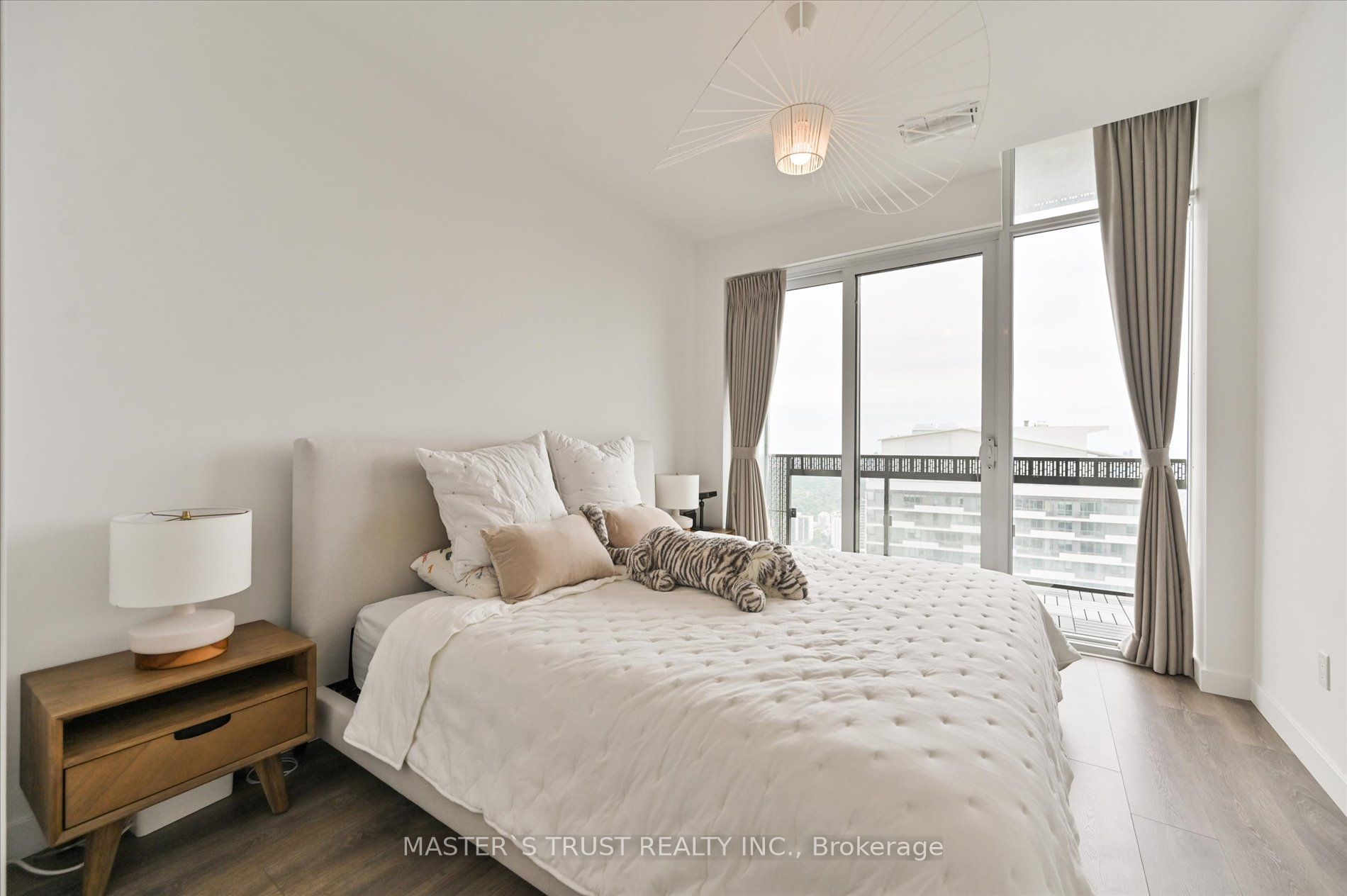 8 Eglinton Avenue E Ph5801 Property Photo 18