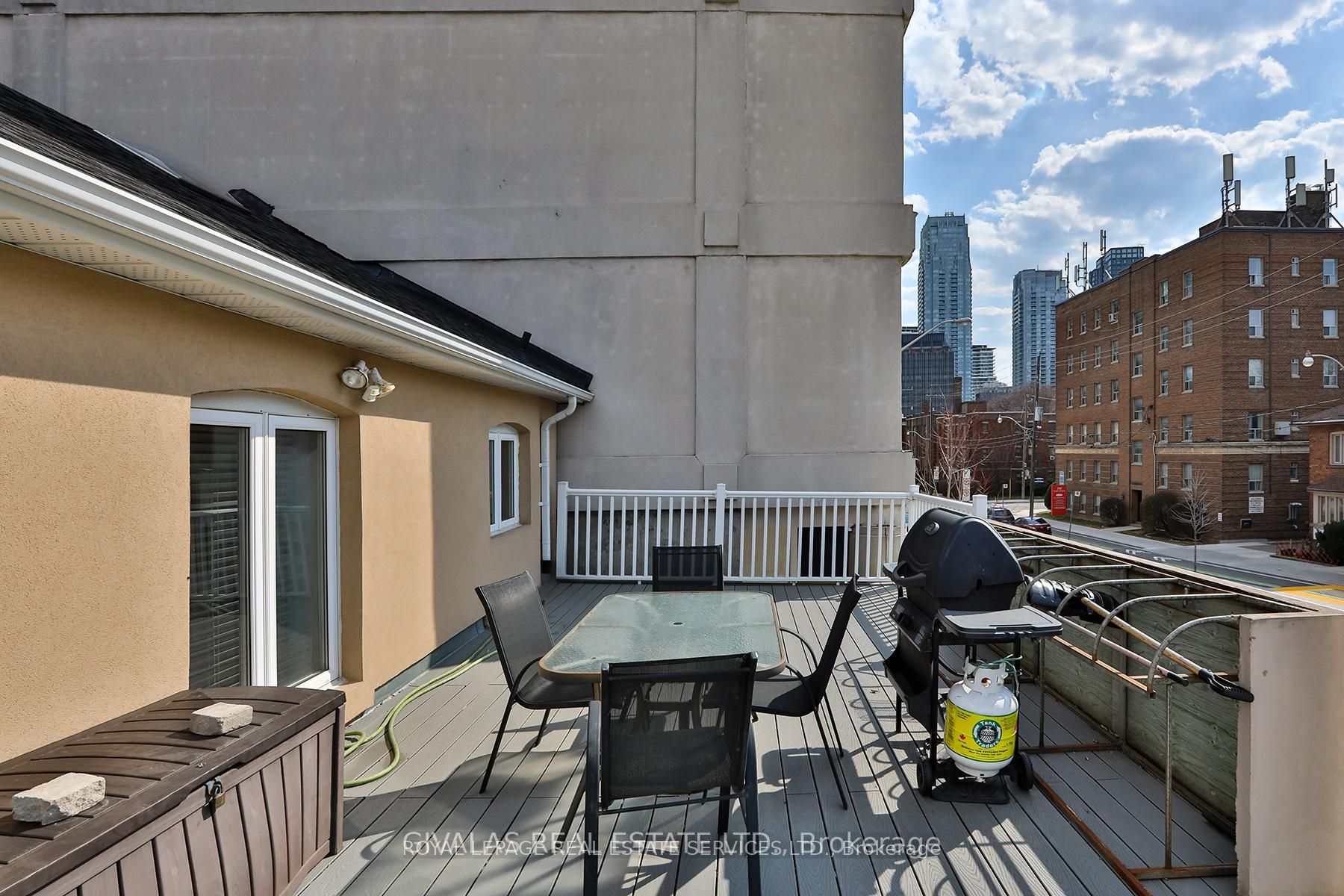 174 Eglinton Avenue W Property Photo 25
