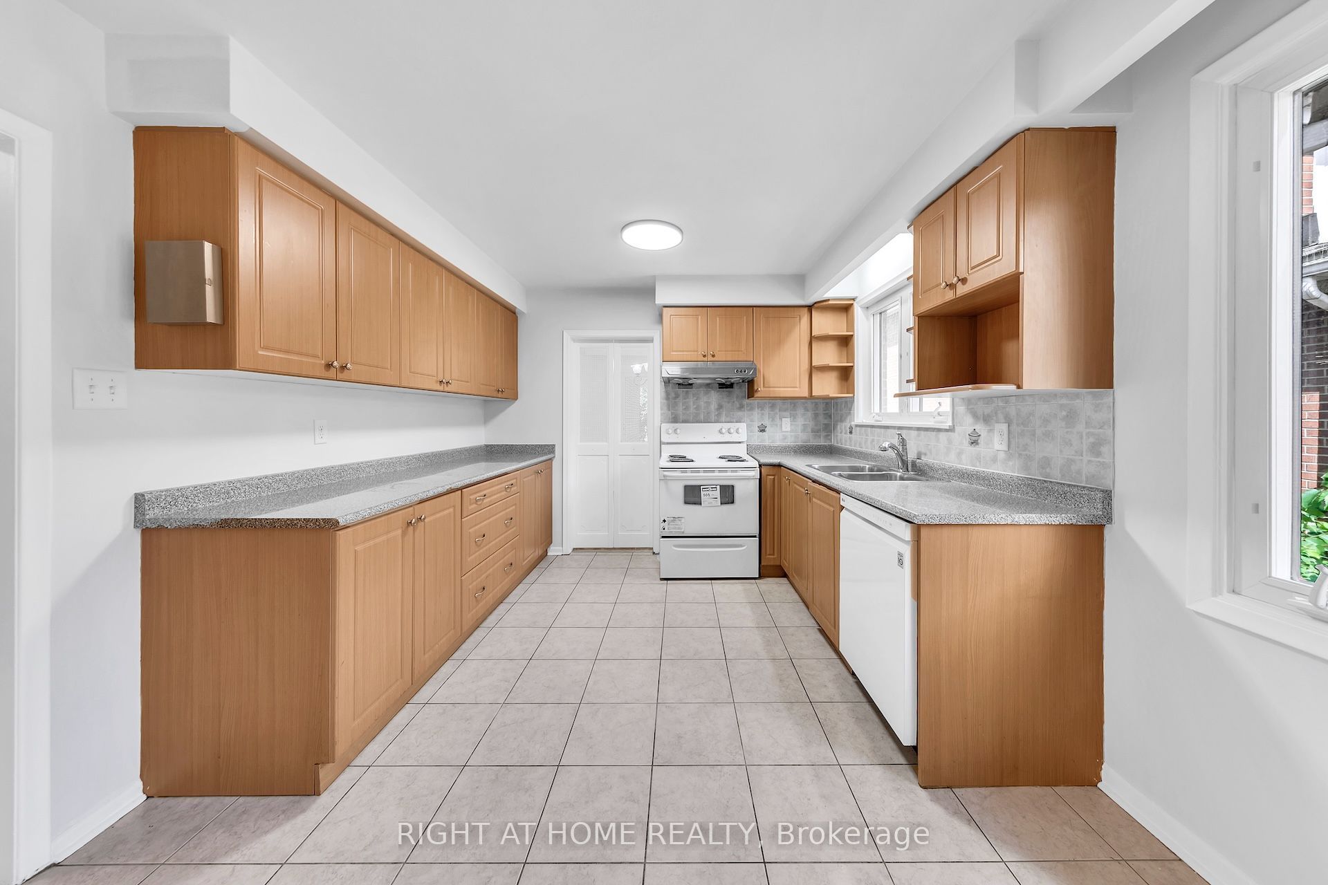 88 Peckham Avenue Property Photo 7