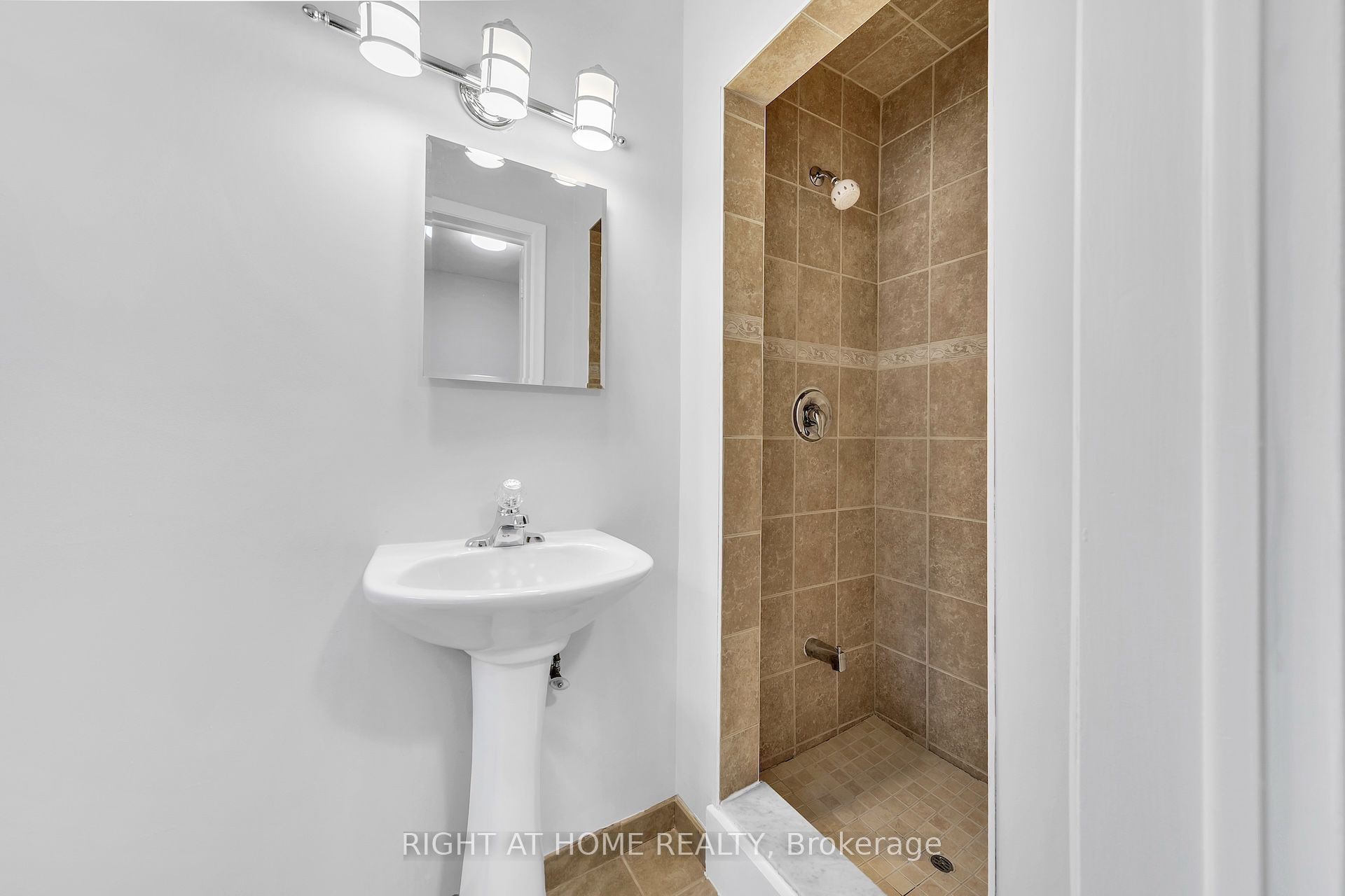 88 Peckham Avenue Property Photo 26