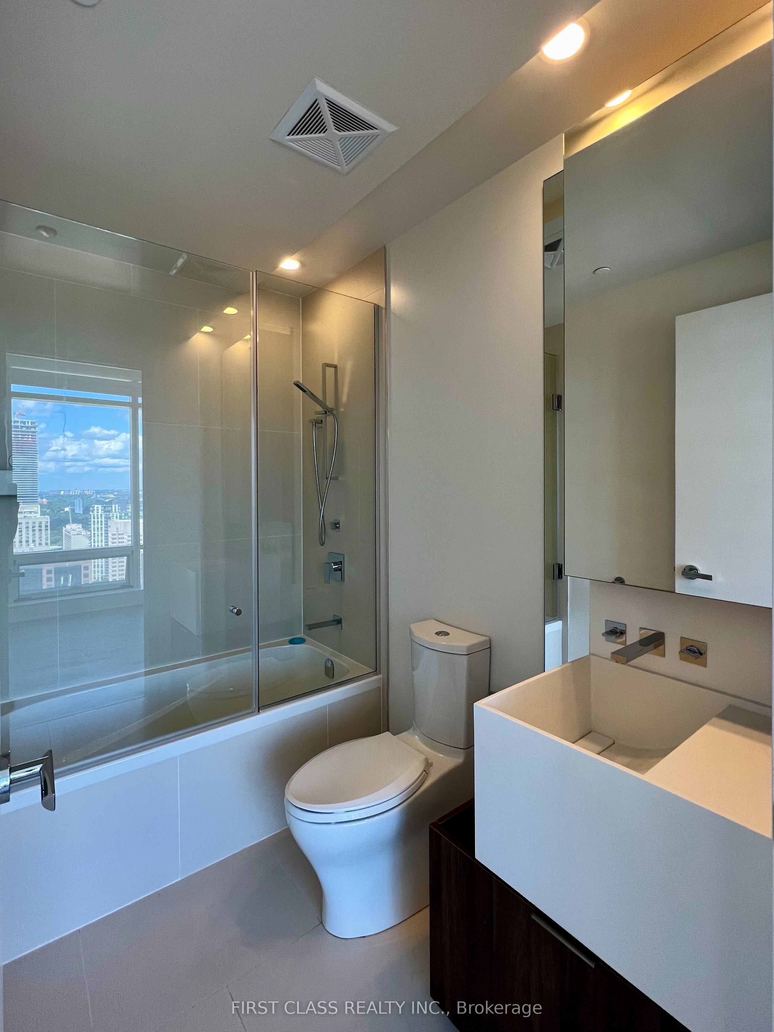 1 Bloor Street E Property Photo 6
