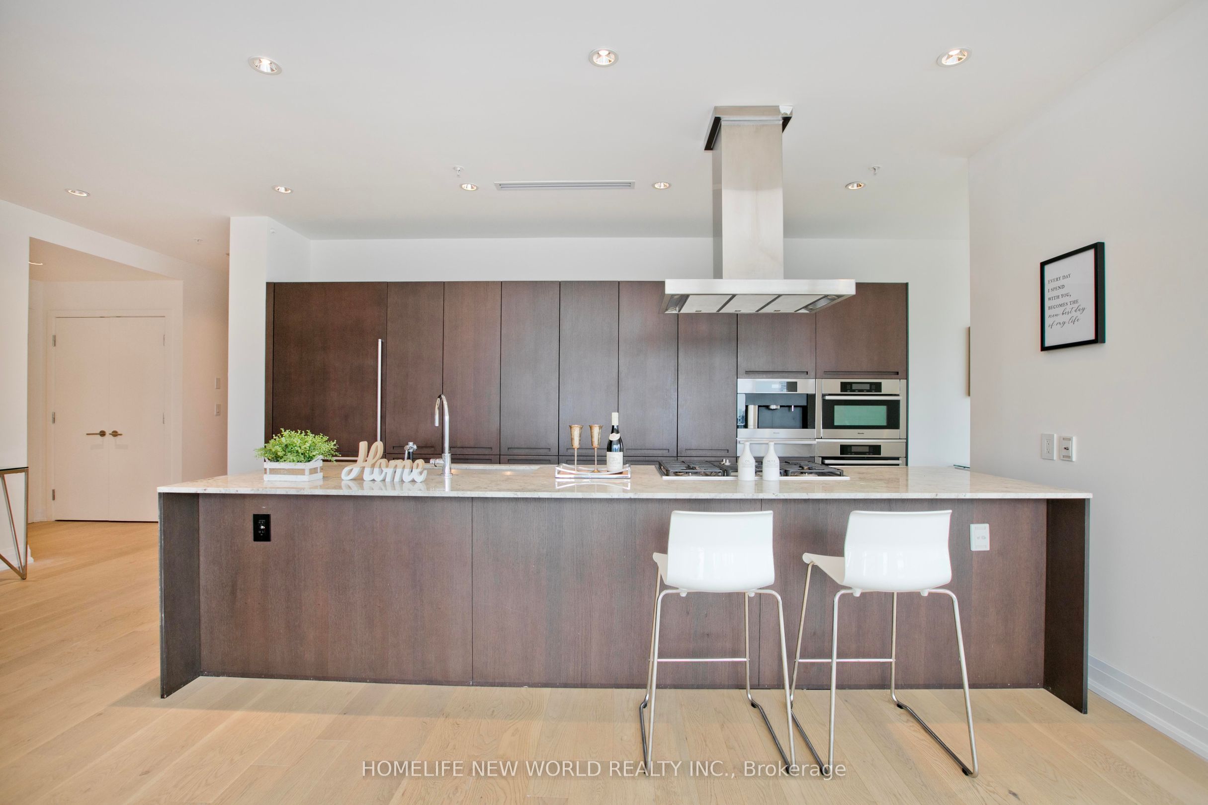 180 University Avenue 5008 Property Photo 16