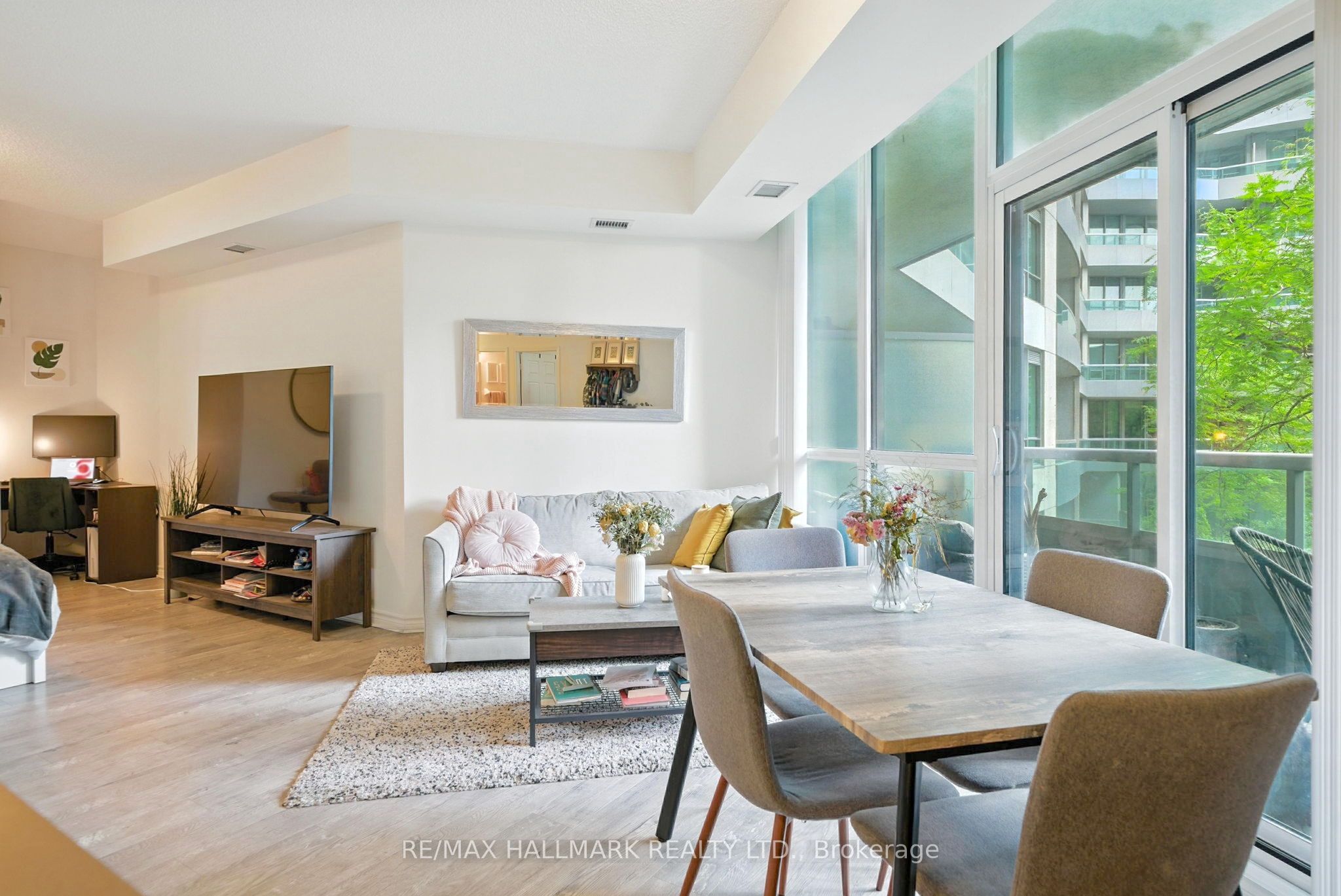 25 Lower Simcoe Street 301