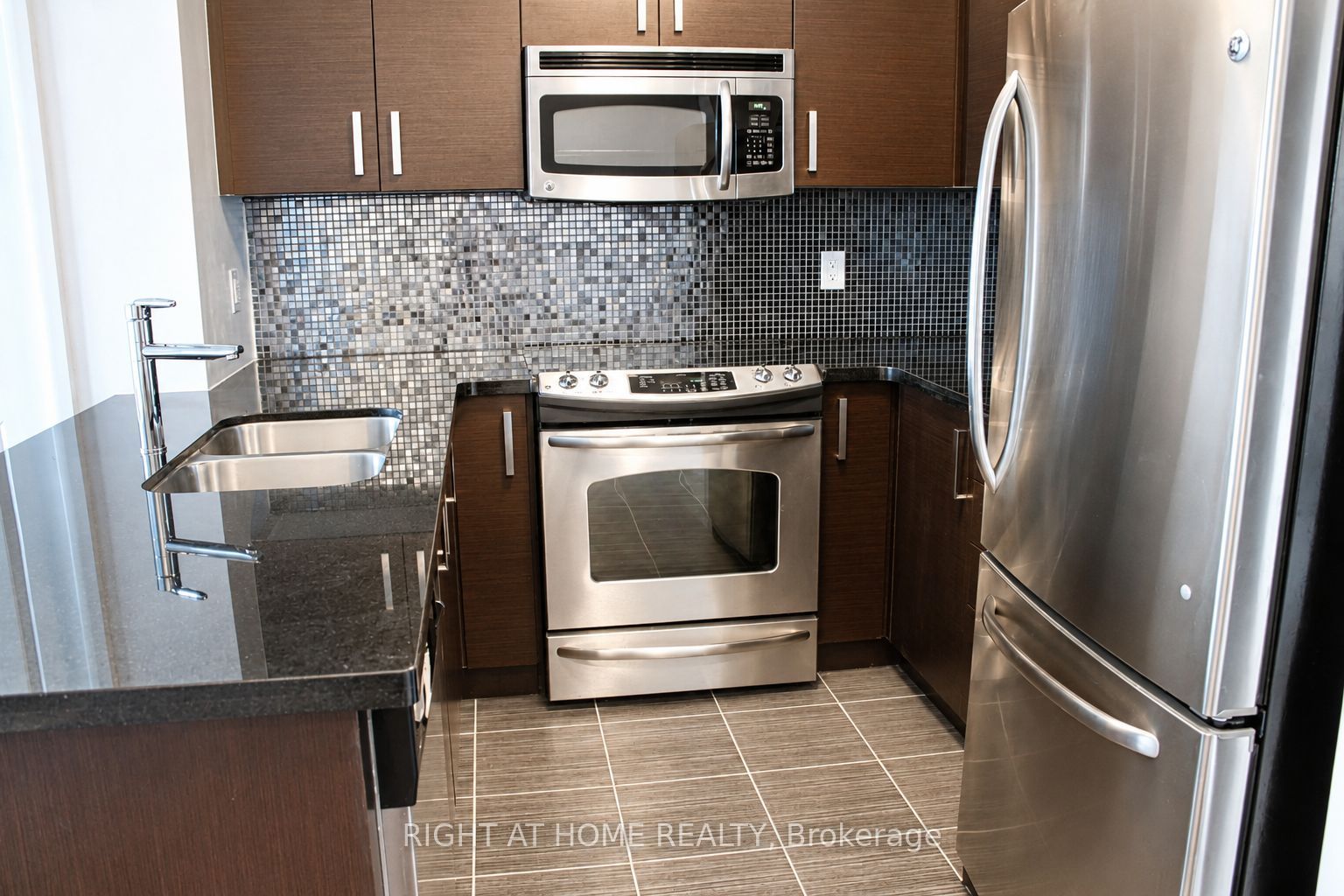 17 Anndale Drive 809 Property Photo 1